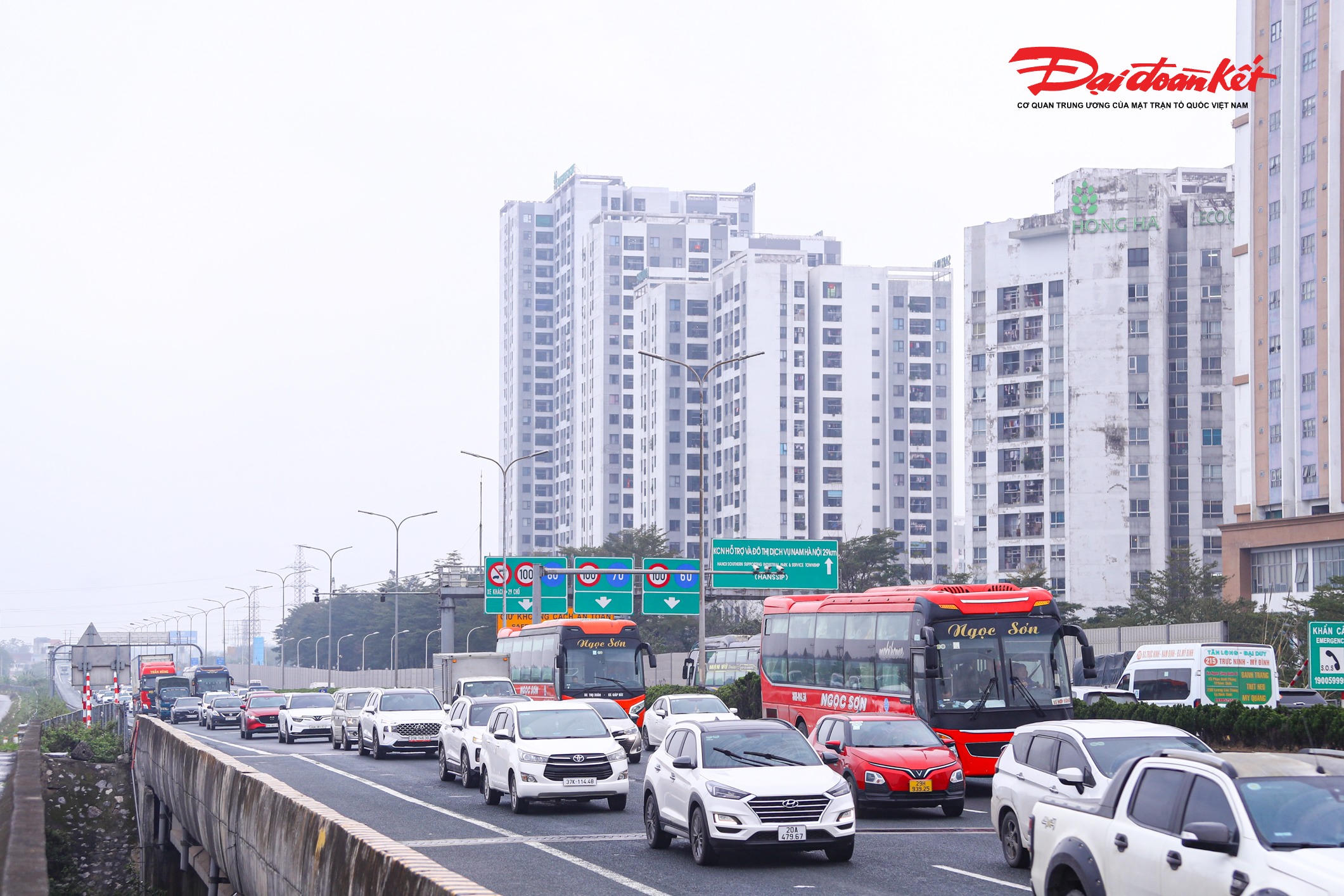 Theo ghi nhận của PV Báo Đại đoàn kết từ đầu giờ chiều ngày 22/2, dòng phương tiện từ các tỉnh phía Nam đổ dồn về cao tốc Pháp Vân – Cầu Giẽ, khiến khu vực cửa ngõ phía Nam Hà Nội nhiều thời điểm di chuyển chậm.&nbsp;