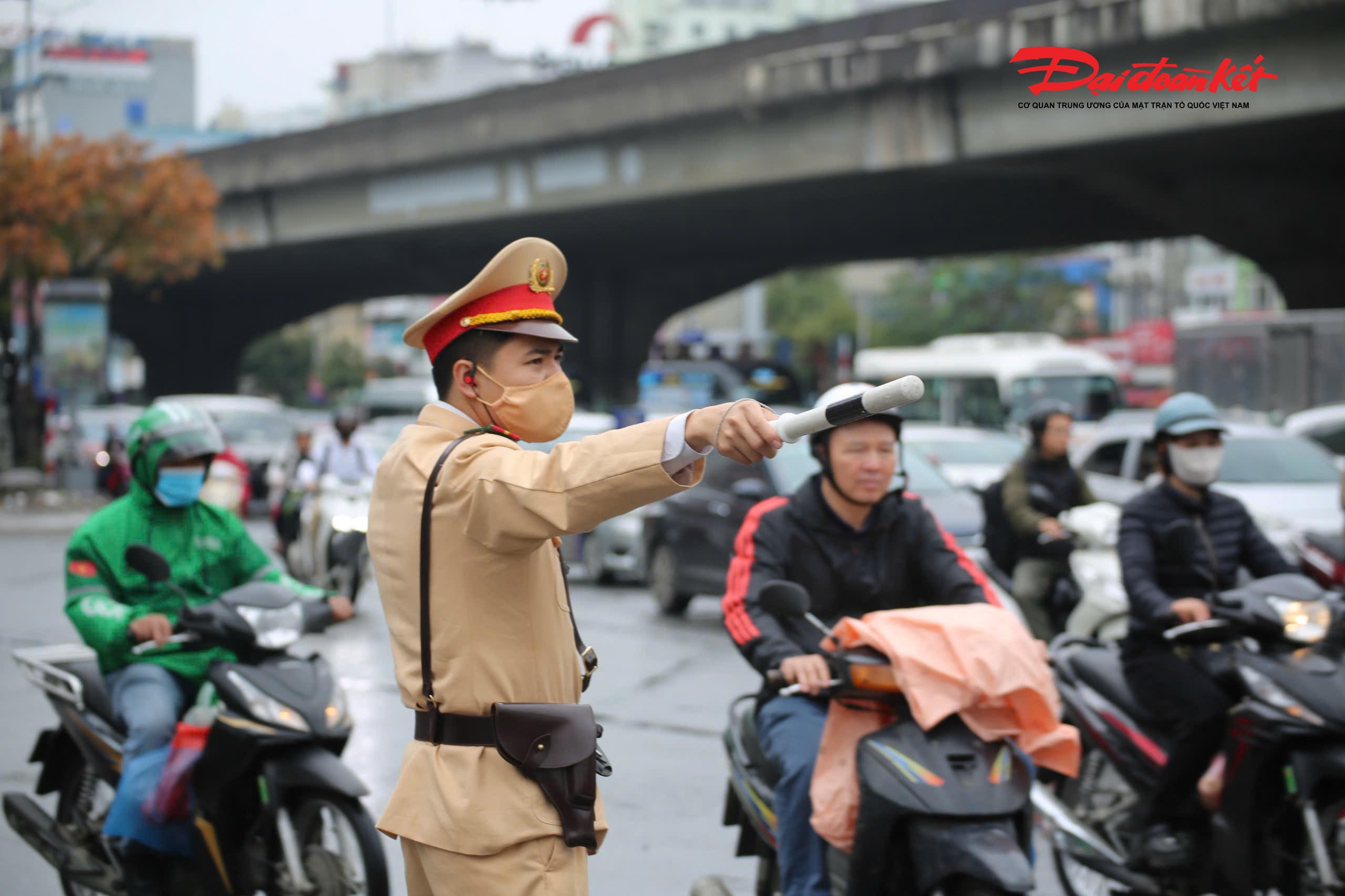 Tại khu vực bến xe Giáp Bát, Mỹ Đình, Nước Ngầm…, lượng hành khách đổ về tăng cao từ giữa buổi chiều. CSGT phối hợp với lực lượng công an sở tại phân luồng từ xa, không để xảy ra tình trạng xe khách dừng, đỗ, đón trả khách sai quy định gây cản trở giao thông.