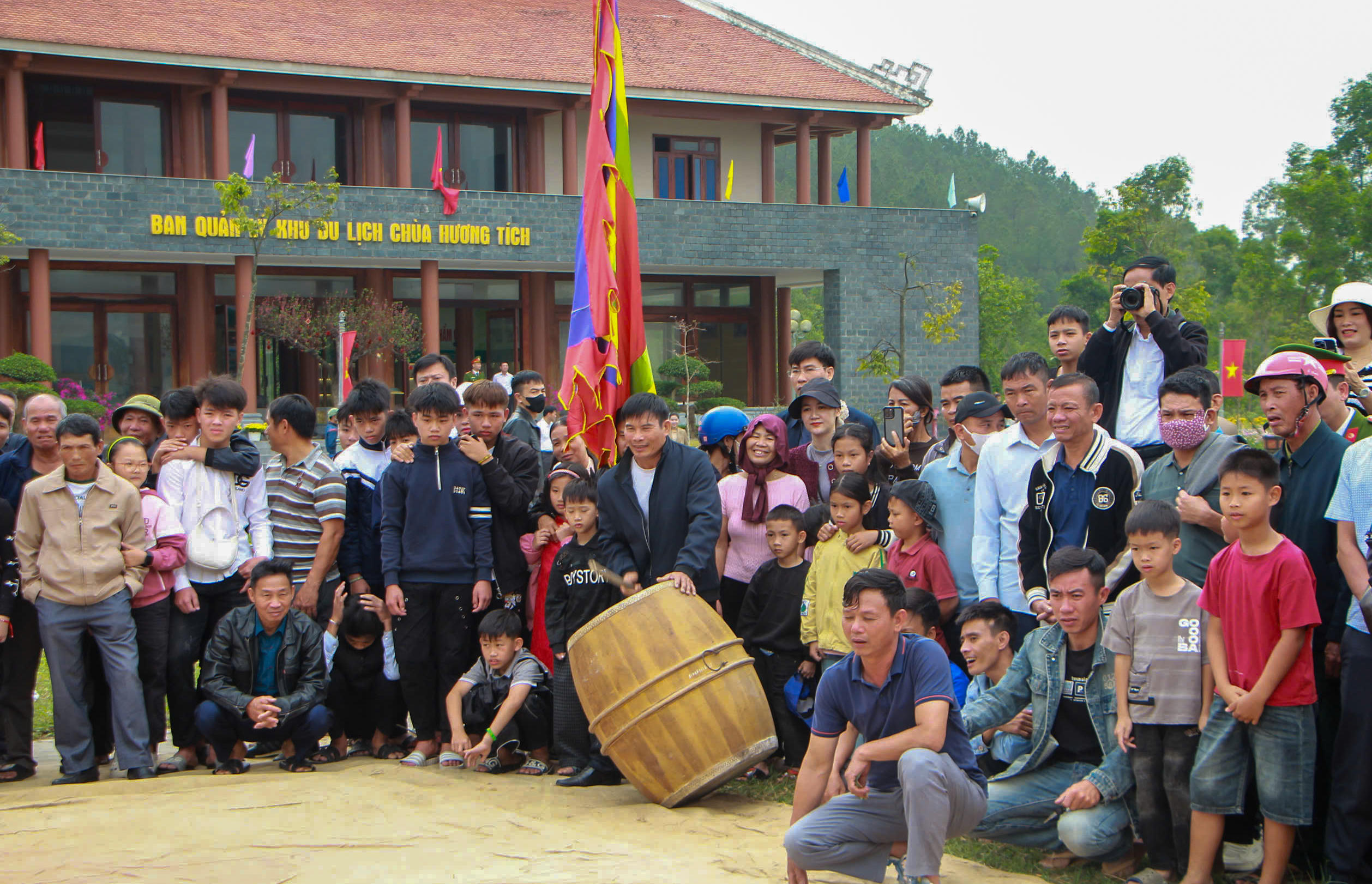 Tiếng trống hội vang lên giữa sân lễ, mở màn cho chuỗi hoạt động văn hóa – thể thao trong ngày khai hội.