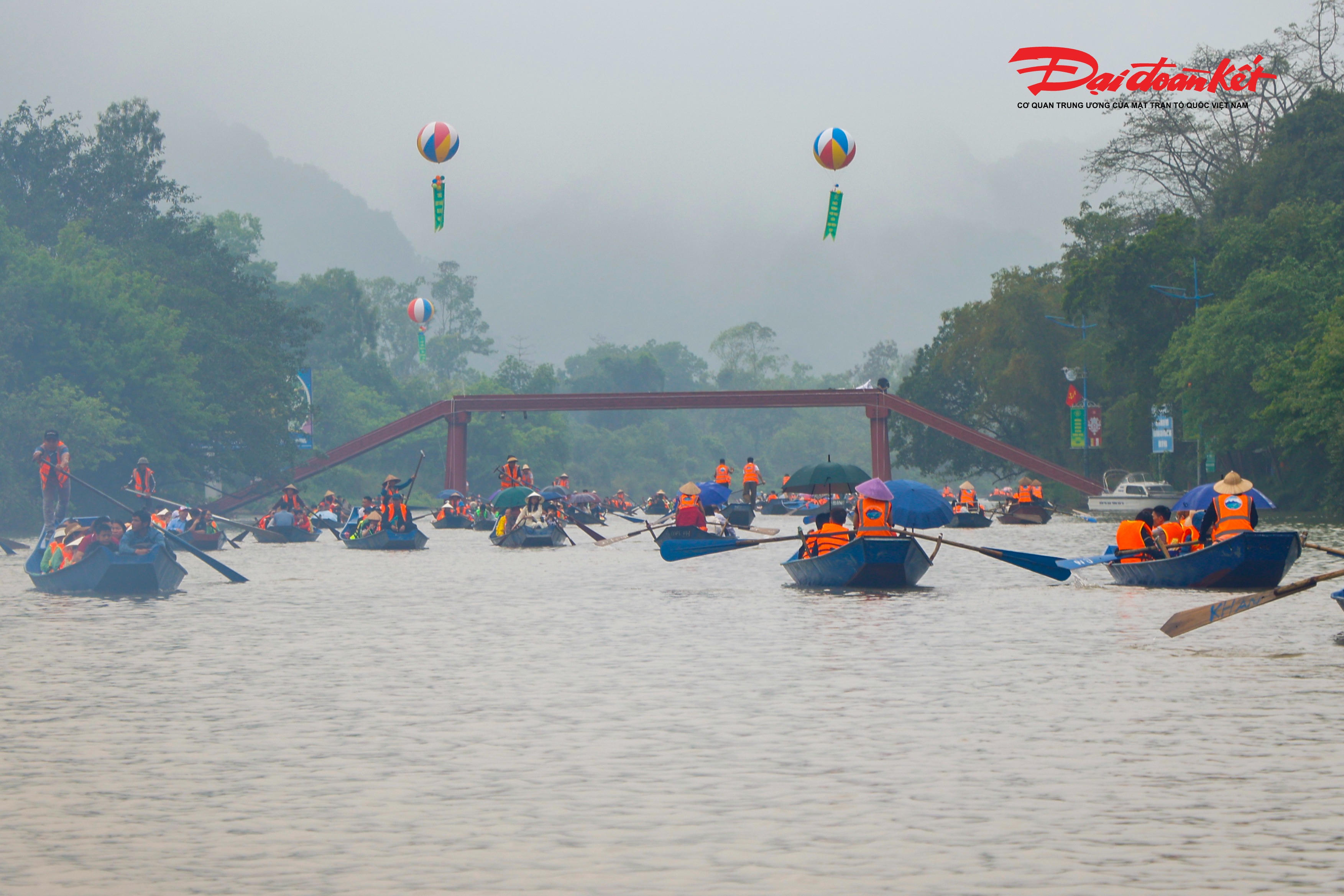 Năm 2026 xã Hương Sơn định hướng phát triển Chùa Hương trở thành điểm đến du lịch bốn mùa. Các sản phẩm du lịch văn hóa – tâm linh, sinh thái, trải nghiệm sẽ được xây dựng gắn với những sự kiện đặc trưng như Phật Đản, mùa hoa sen, hoa súng. Ảnh: Quang Vinh.