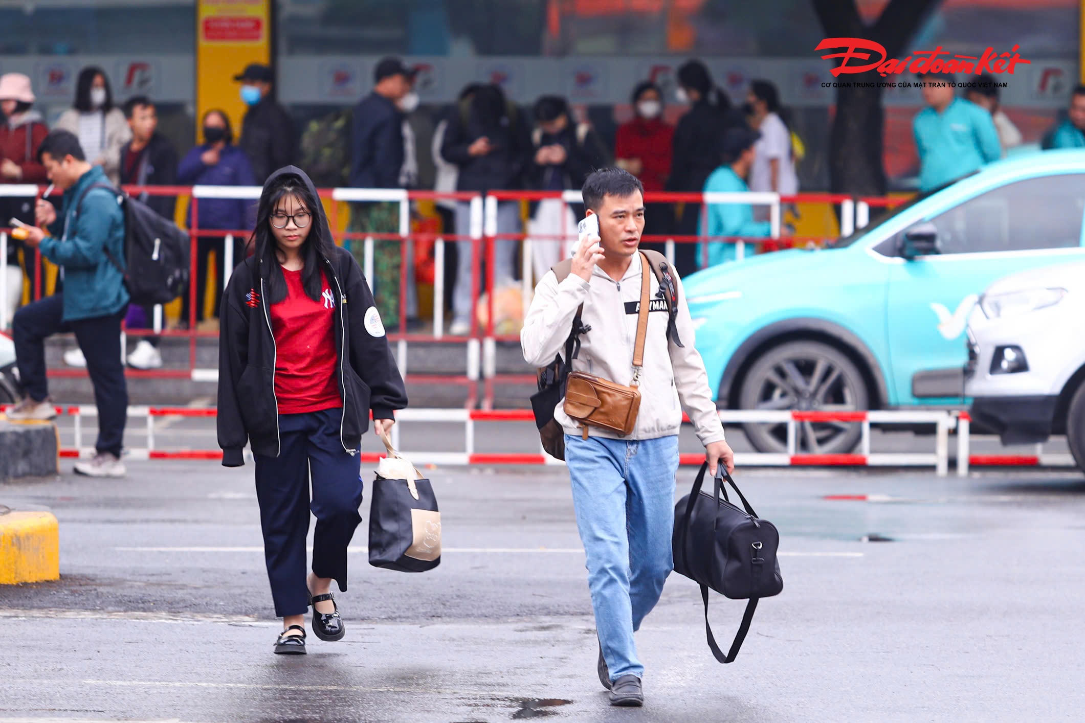 Các bến xe, nhộn nhịp hơn thường lệ khi dòng người đổ về ngày một đông.