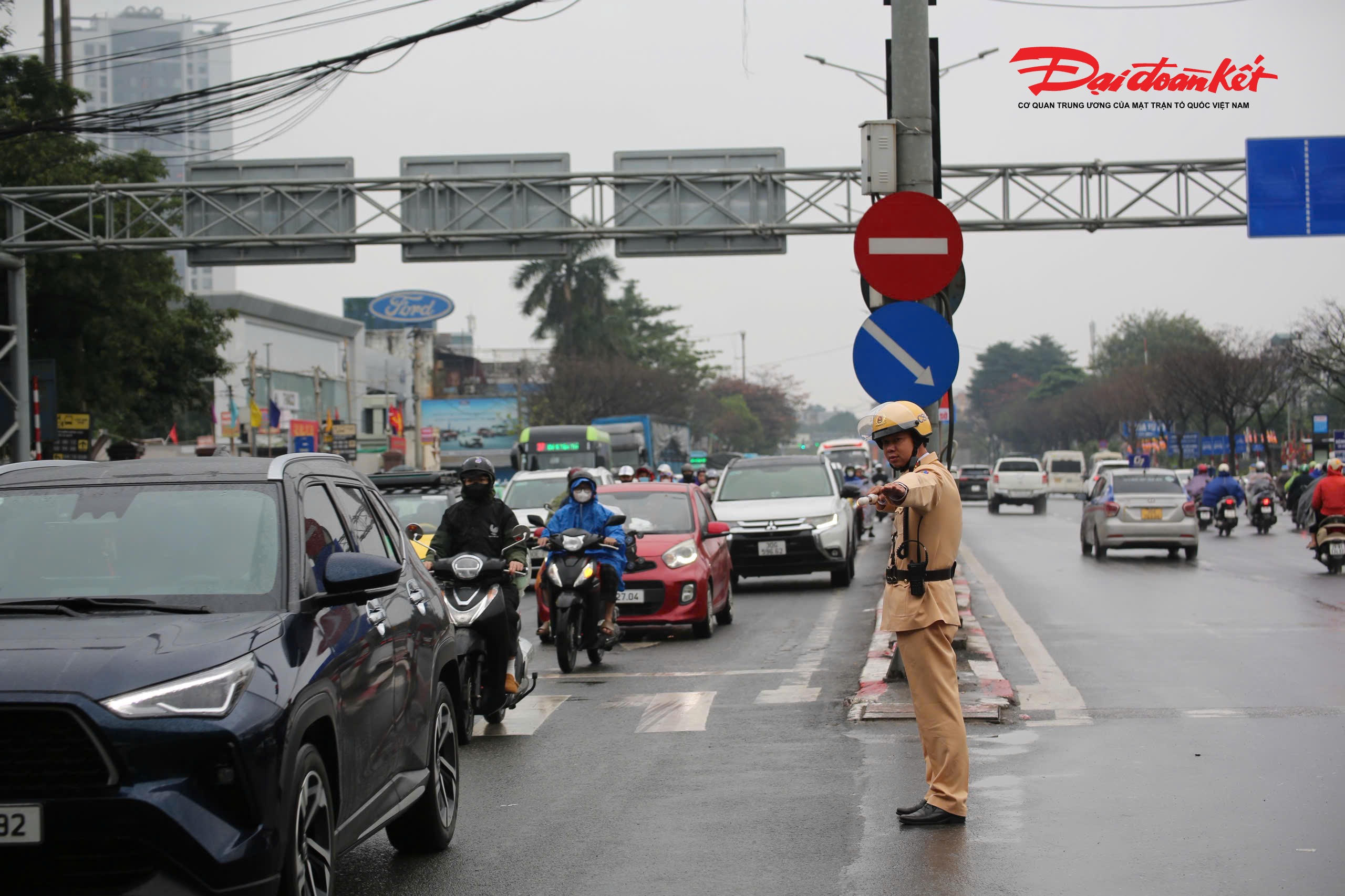 Trước tình hình đó, Phòng CSGT Công an TP Hà Nội đã triển khai đồng bộ các phương án điều tiết từ sớm. Nhiều tổ công tác được bố trí tại các nút giao trọng điểm, khu vực bến xe, vành đai, cầu vượt… để hướng dẫn, phân làn, không để xảy ra ùn tắc kéo dài. 