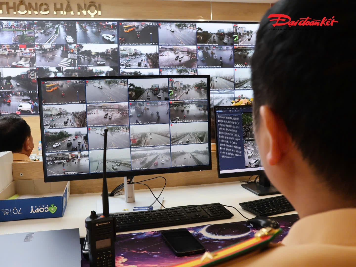"Bên cạnh đó, tại Trung tâm chỉ huy đèn tín hiệu giao thông với hệ thống 1.837 camera AI, chúng tôi bố trí cán bộ trực 24/24h, phối hợp chặt chẽ với các đội địa bàn để kịp thời phát hiện sự cố, các điểm có nguy cơ ùn tắc, từ đó thông báo cho lực lượng tuần tra kiểm soát nhanh chóng tiếp cận, xử lý, không để xảy ra ùn ứ kéo dài", Trung tá Đào Việt Long – Phó Trưởng phòng CSGT Hà Nội nhấn mạnh.