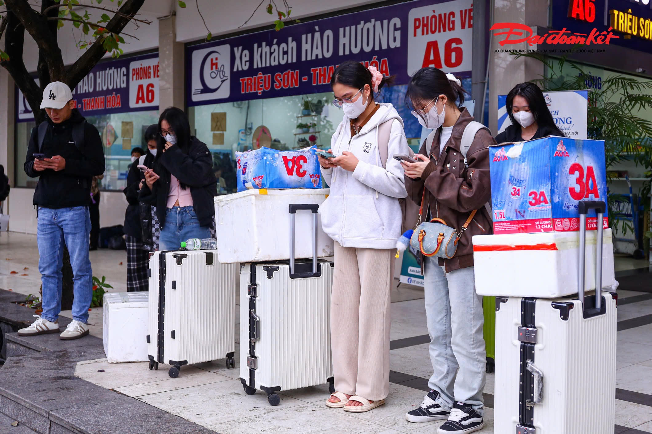 Sau hành trình dài từ các tỉnh như Nam Định, Thái Bình, Ninh Bình, Thanh Hóa…, hành khách nhanh chóng bắt taxi, xe buýt hoặc nhờ người thân đón để kịp ổn định chỗ ở, sắp xếp công việc.