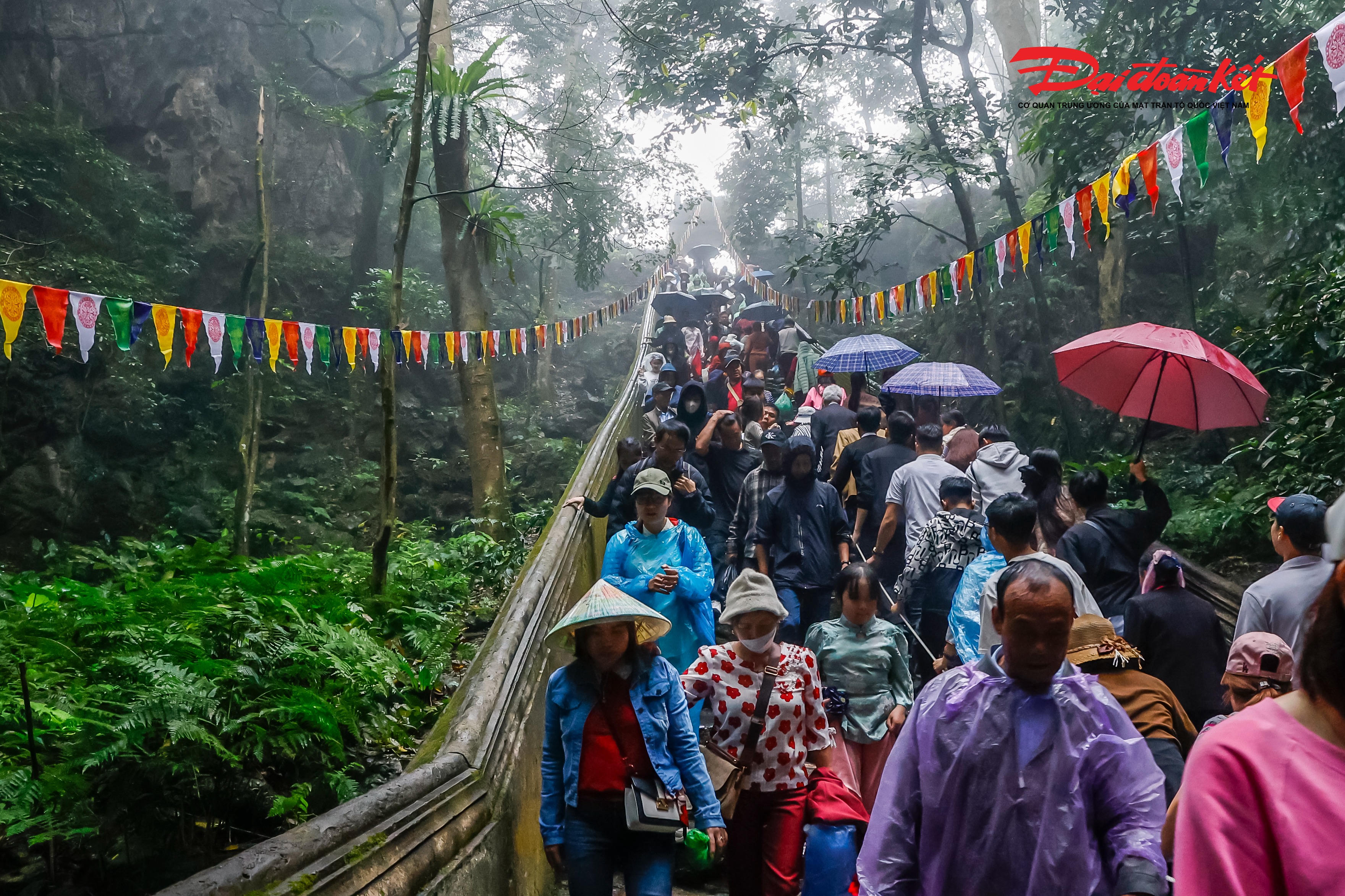 Du khách có thể đi Chùa Hương quanh năm. Tuy nhiên, nếu mục đích là đi lễ, khoảng thời gian từ tháng 1 đến hết tháng 3 âm lịch, thời gian diễn ra lễ hội, là phù hợp nhất. Cao điểm của mùa hội thường rơi vào giai đoạn từ rằm tháng Giêng đến ngày 18 tháng Hai âm lịch.