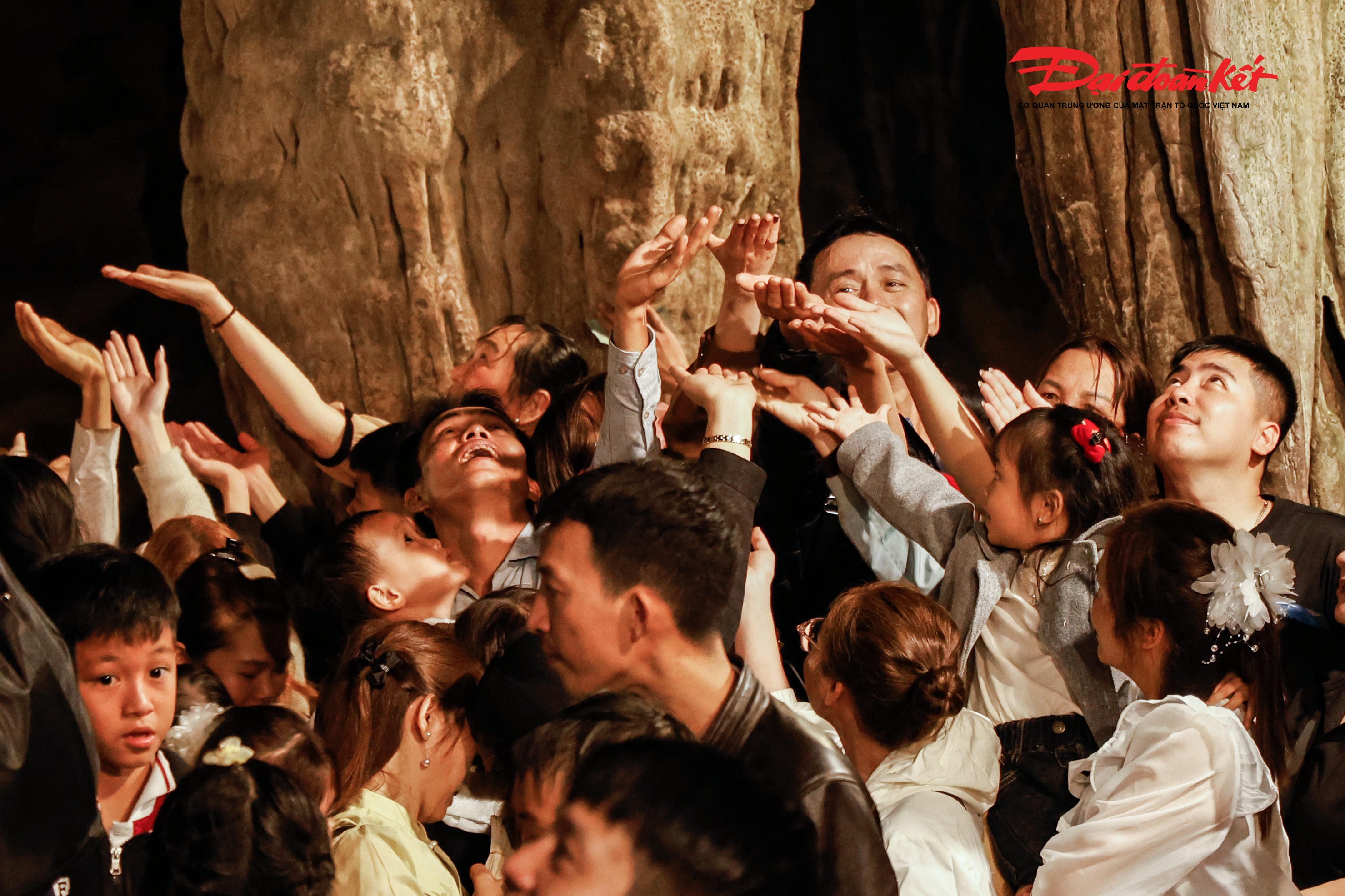 Du khách thập phương hứng những giọt nước trong Động Hương Tích cầu may mắn, bình an. Ảnh: Quang Vinh.