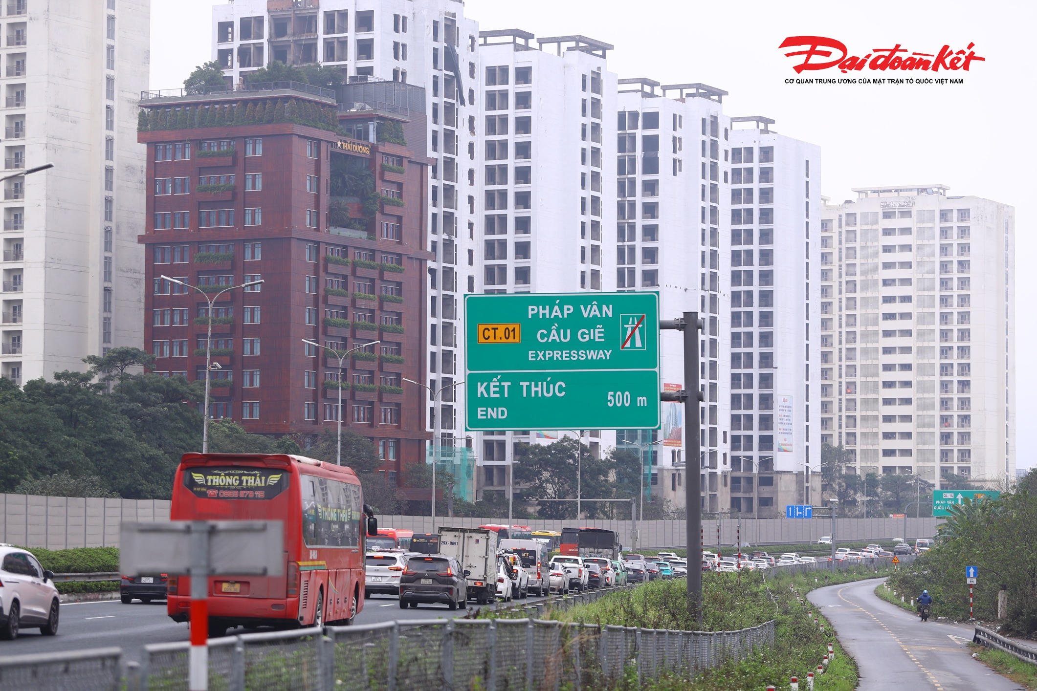 Ô tô xếp hàng dài trên cao tốc Pháp Vân – Cầu Giẽ hướng về khu vực nội thành.