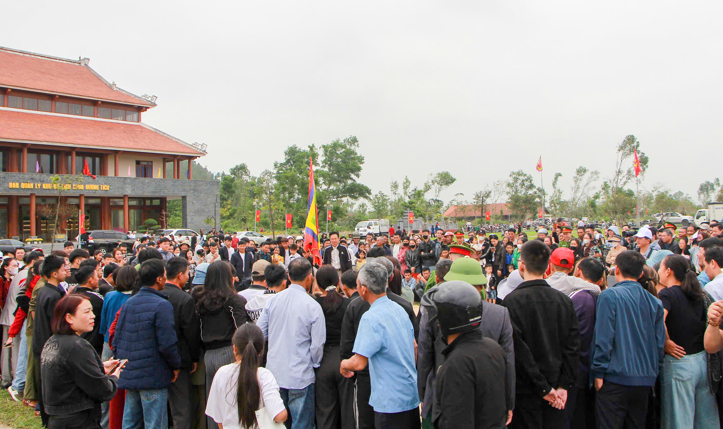 Đông đảo người dân và du khách tập trung về khu vực tổ chức lễ hội, tạo nên không khí nhộn nhịp, rộn ràng đầu xuân.