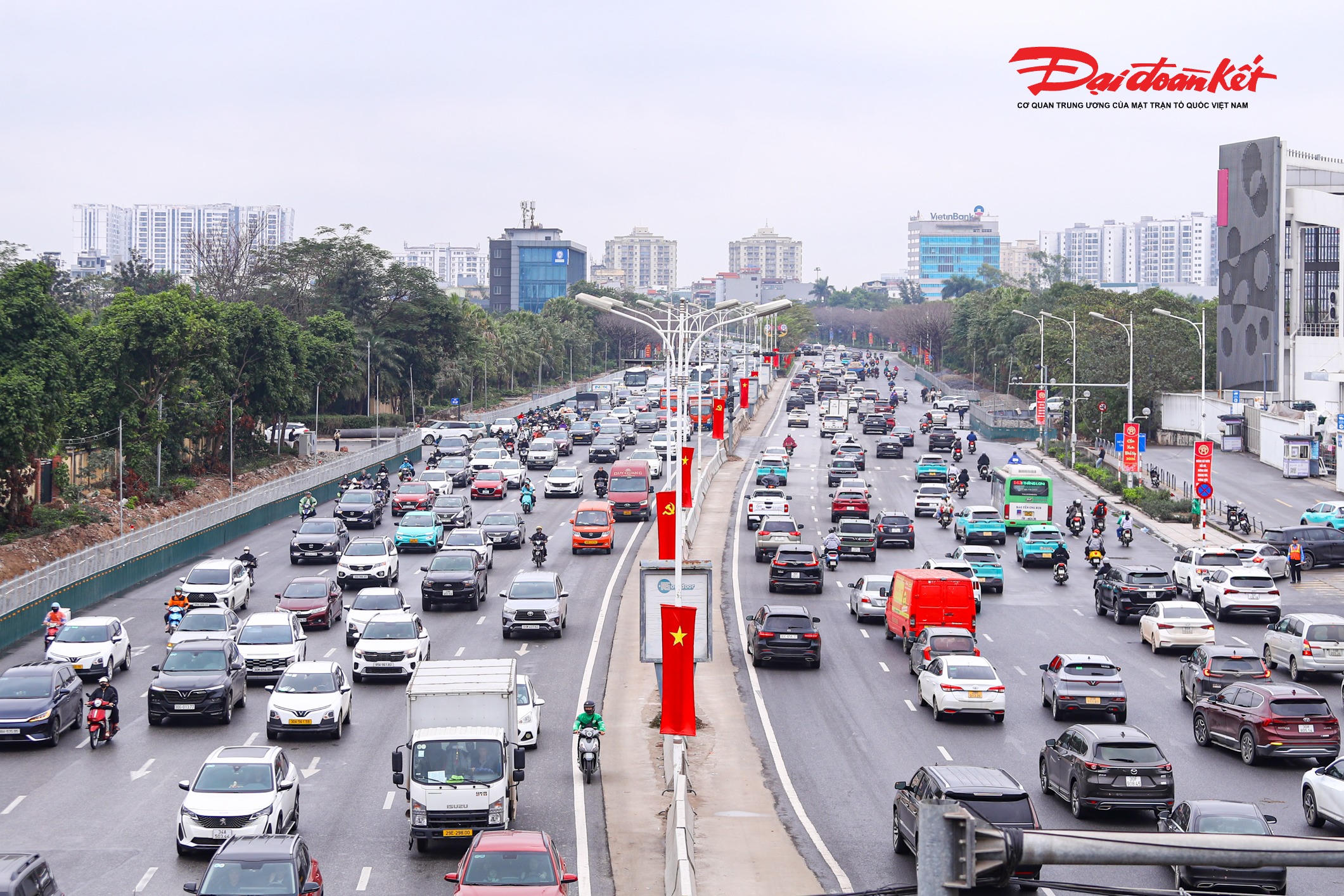 Tại tuyến đường Vành đai 2, lưu lượng phương tiện cũng bắt đầu tăng mạnh từ khoảng 14h30 khi dòng xe từ các cửa ngõ dồn về khu vực nội đô.