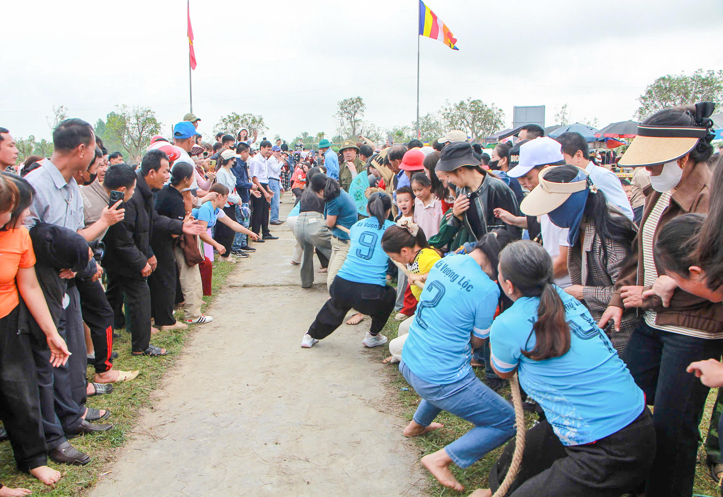 Thi kéo co giữa các đội đến từ các xã trên địa bàn diễn ra quyết liệt, thể hiện tinh thần đoàn kết và sức mạnh tập thể.