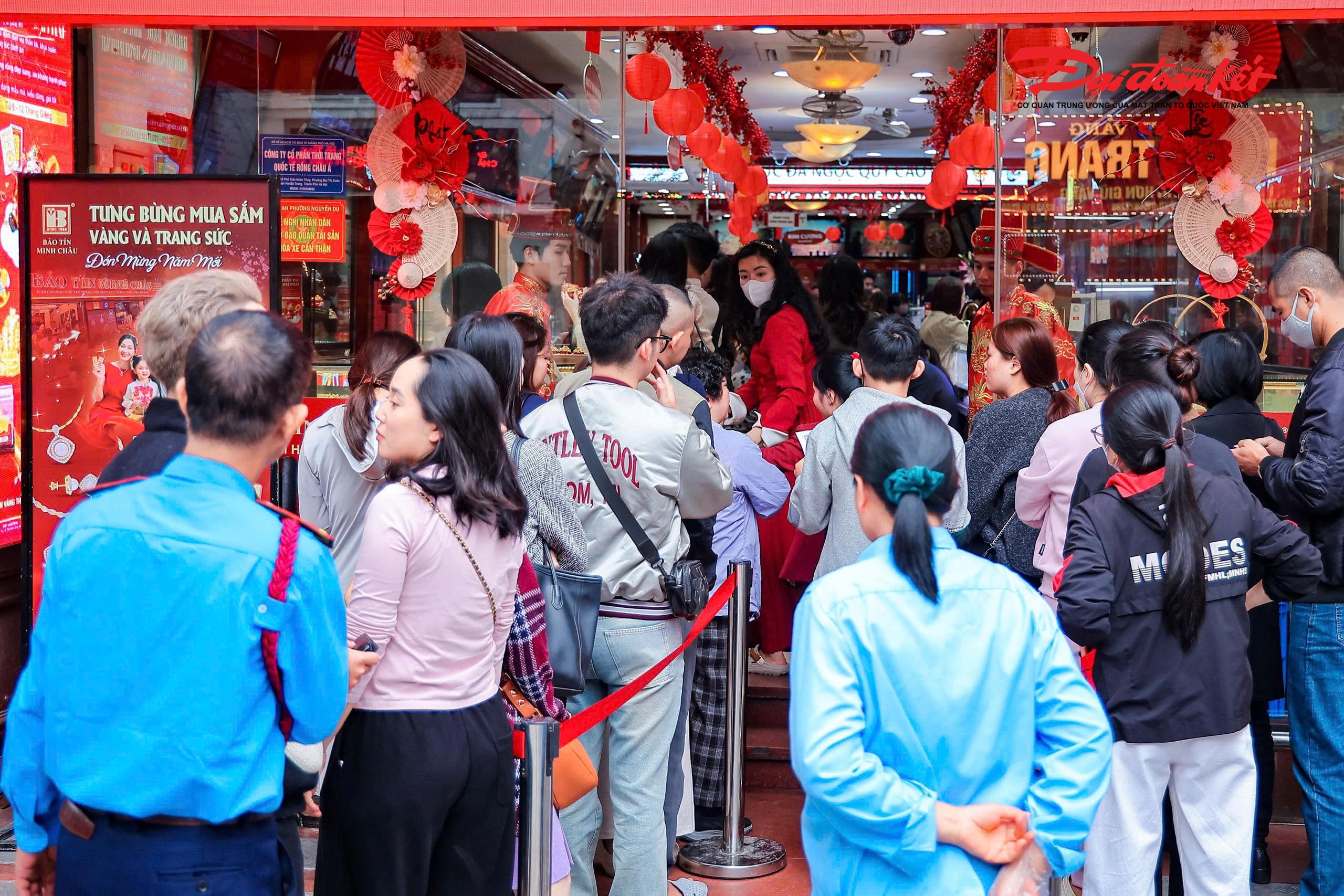 Theo ghi nhận của PV Báo Đại đoàn kết ngày 23/2 trước cửa một số tiệm vàng lớn trên phố Trần Nhân Tông đã có hàng trăm người đứng chờ. Phần lớn khách hàng đến mua vàng lấy may đầu năm.