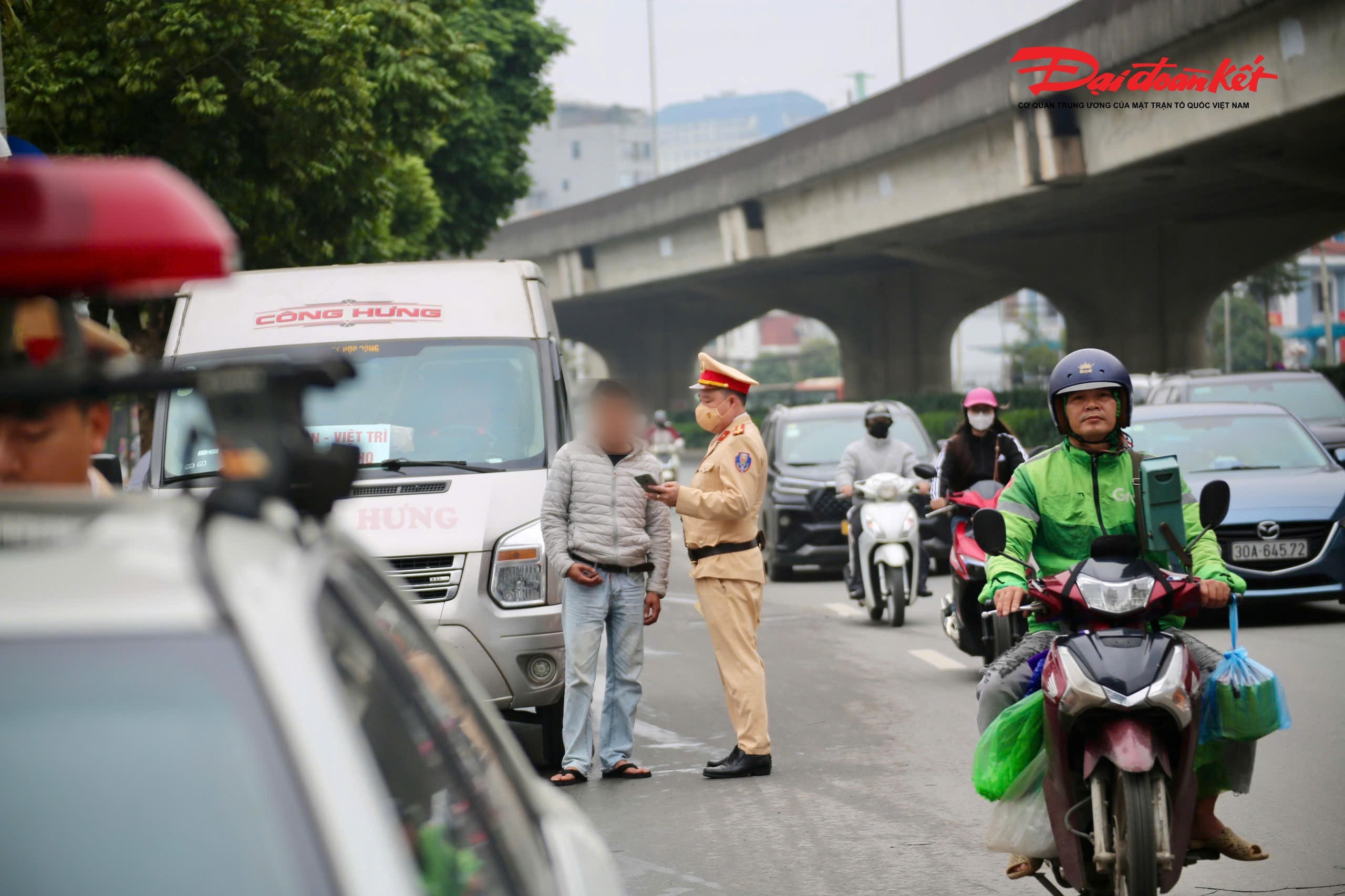 Lực lượng CSGT tăng cường tuần tra, kiểm soát, xử lý nghiêm các hành vi vi phạm là nguyên nhân trực tiếp dẫn đến tai nạn và ùn tắc giao thông như vi phạm nồng độ cồn, chạy quá tốc độ, dừng đỗ sai quy định, đi sai làn, chở quá số người quy định… Đồng thời, căn cứ tình hình thực tế tại từng tuyến, từng khung giờ cao điểm, các đơn vị sẽ linh hoạt điều chỉnh phương án phân luồng, bố trí lực lượng phù hợp, kịp thời giải tỏa các điểm có nguy cơ ùn ứ.