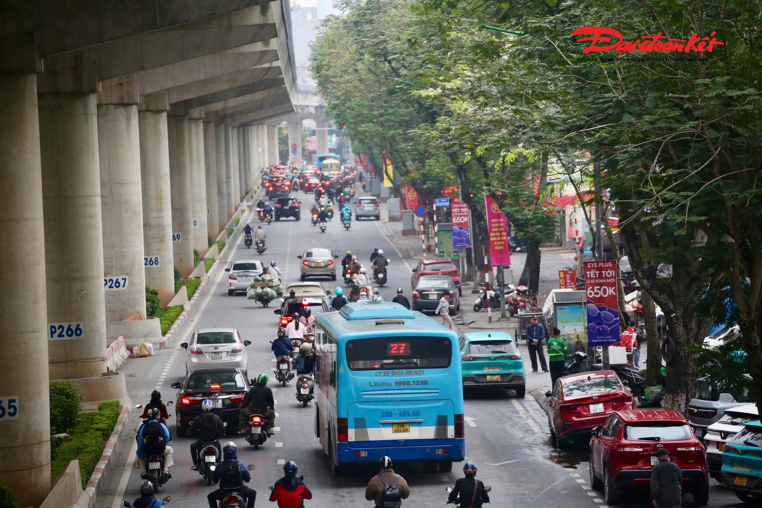 Đường Xuân Thủy sáng 23/2 khá thông thoáng, người dân di chuyển thuận lợi.