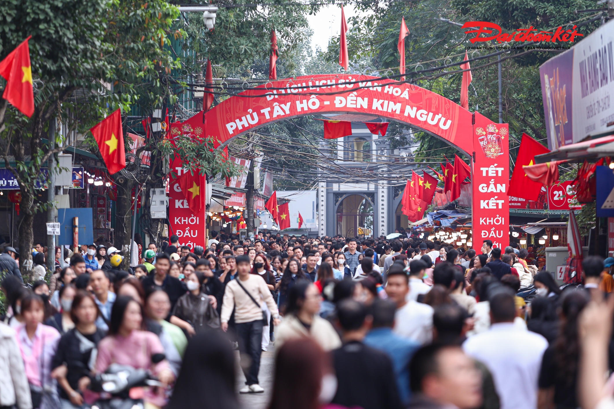 Theo ghi nhận, ngay từ trưa dòng người đã nối dài từ cổng phủ ra khu vực ven hồ. Nhiều gia đình chuẩn bị lễ vật chu đáo với hoa tươi, trái cây, trầu cau và vàng mã. Bên trong khuôn viên Phủ Tây Hồ, người dân xếp hàng lần lượt vào dâng hương, thành tâm khấn nguyện cho một năm mới thuận lợi, công việc hanh thông, gia đình mạnh khỏe.