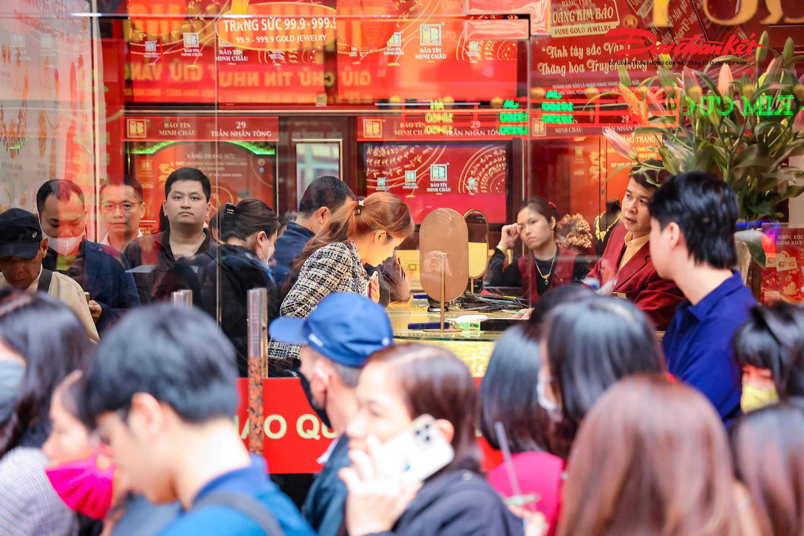 Cụ thể, vàng miếng các thương hiệu lớn như SJC, PNJ, Bảo Tín Mạnh Hải và Phú Quý đồng loạt được niêm yết ở mức 181,6 triệu đồng/lượng chiều mua vào và 184,6 triệu đồng/lượng chiều bán ra, tăng 3,6 triệu đồng/lượng so với phiên giao dịch hôm qua. Riêng vàng miếng DOJI ghi nhận mức tăng mạnh hơn, tăng tới 5,6 triệu đồng/lượng ở cả hai chiều, hiện được mua vào ở mức 181,6 triệu đồng/lượng và bán ra ở mức 184,6 triệu đồng/lượng.