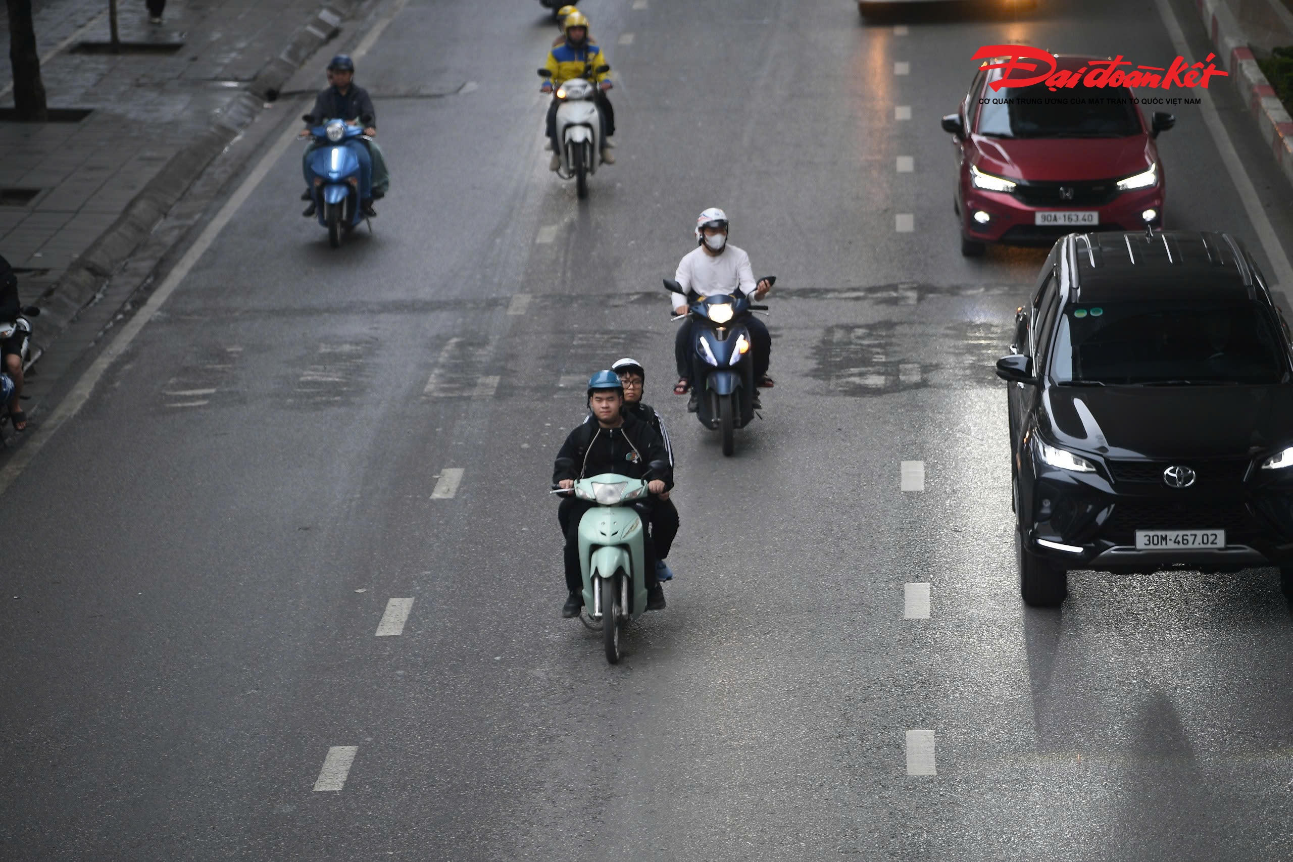 Theo chia sẻ của anh Nguyễn Văn H., nhân viên văn phòng tại khu vực phường Cầu Giấy: "Năm nay anh trở lại Hà Nội từ chiều hôm qua để tránh tình trạng đông đúc. Tôi nghĩ sáng nay sẽ tắc đường như mọi năm, nhưng đi làm khá thuận lợi, chỉ mất khoảng 25 phút từ Hà Đông lên Cầu Giấy”.