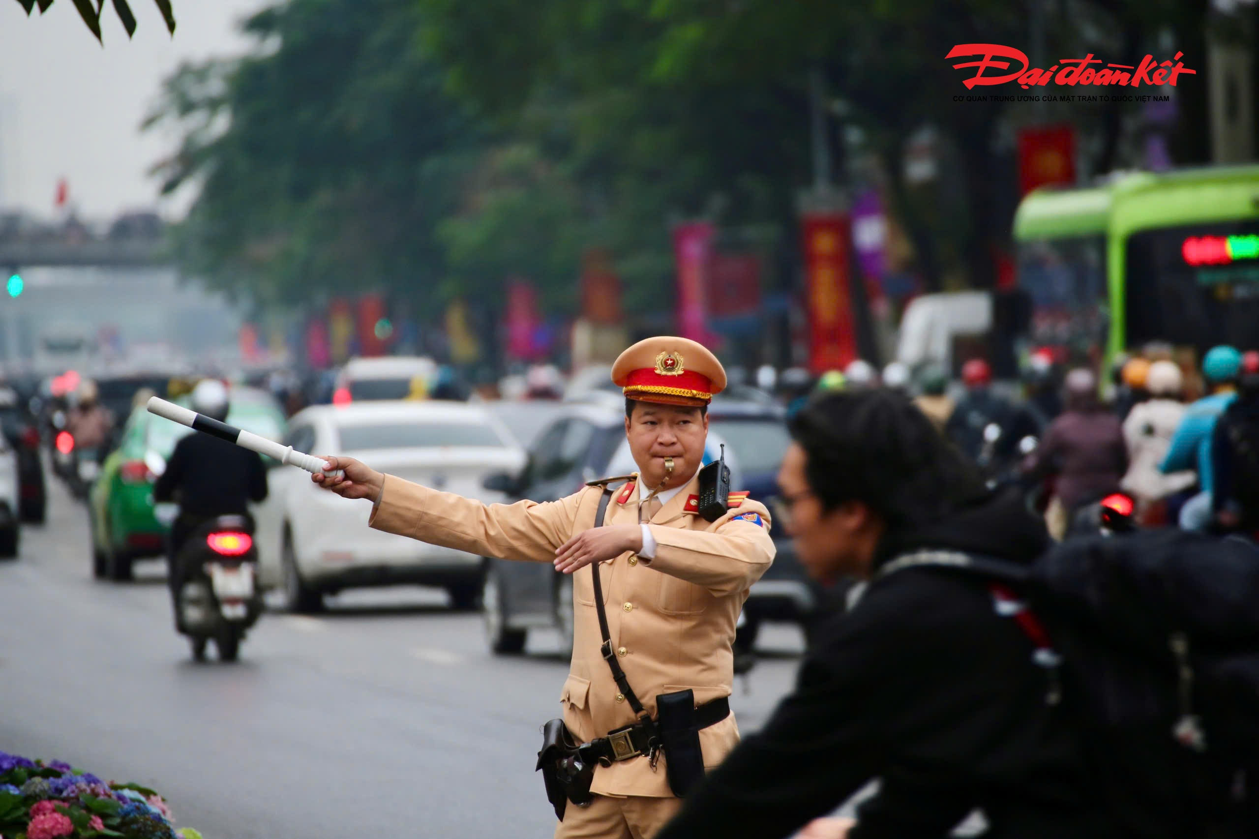 Tại các nút giao trọng điểm, CSGT có mặt duy trì TTATGT.