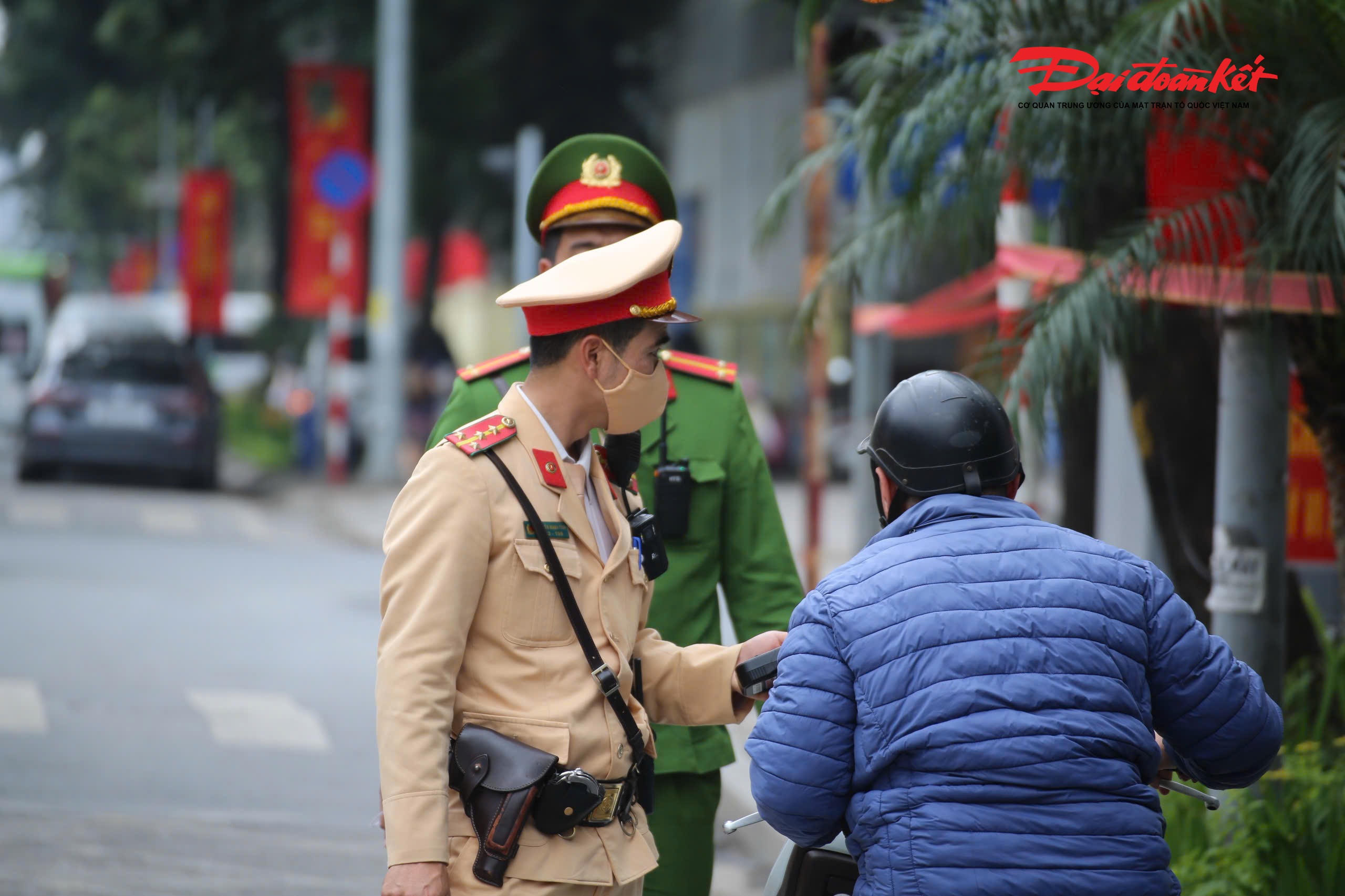 Tiếp đó, tổ công tác phát hiện anh Đ.V.L. (sinh năm 1987, trú tại Hà Nội) lái xe máy biển số 99E1-010.XX vi phạm nồng độ cồn ở mức 0,169mg/l khí thở (mức 1).