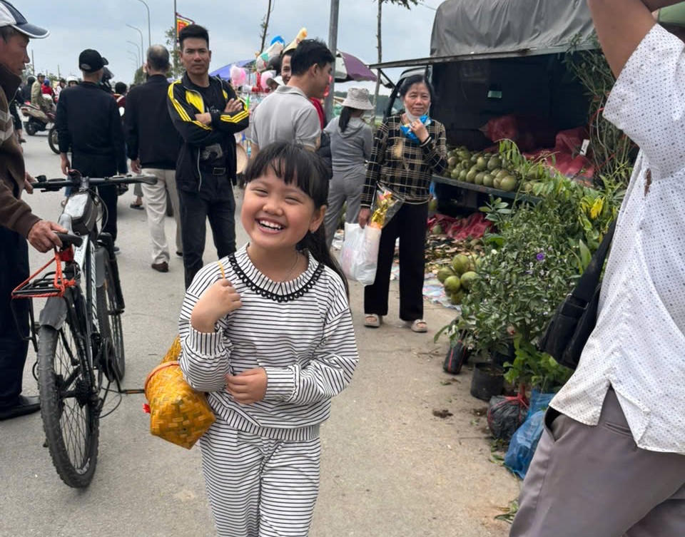 Cháu bé tỏ ra phấn khích khi mua được món đồ ưng ý.