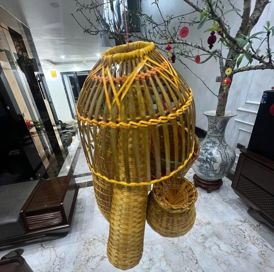 Nơm, giỏ mua tại chợ Viềng, anh Thành dùng trang trí cho phòng khách căn nhà vợ trồng anh mới xây.C