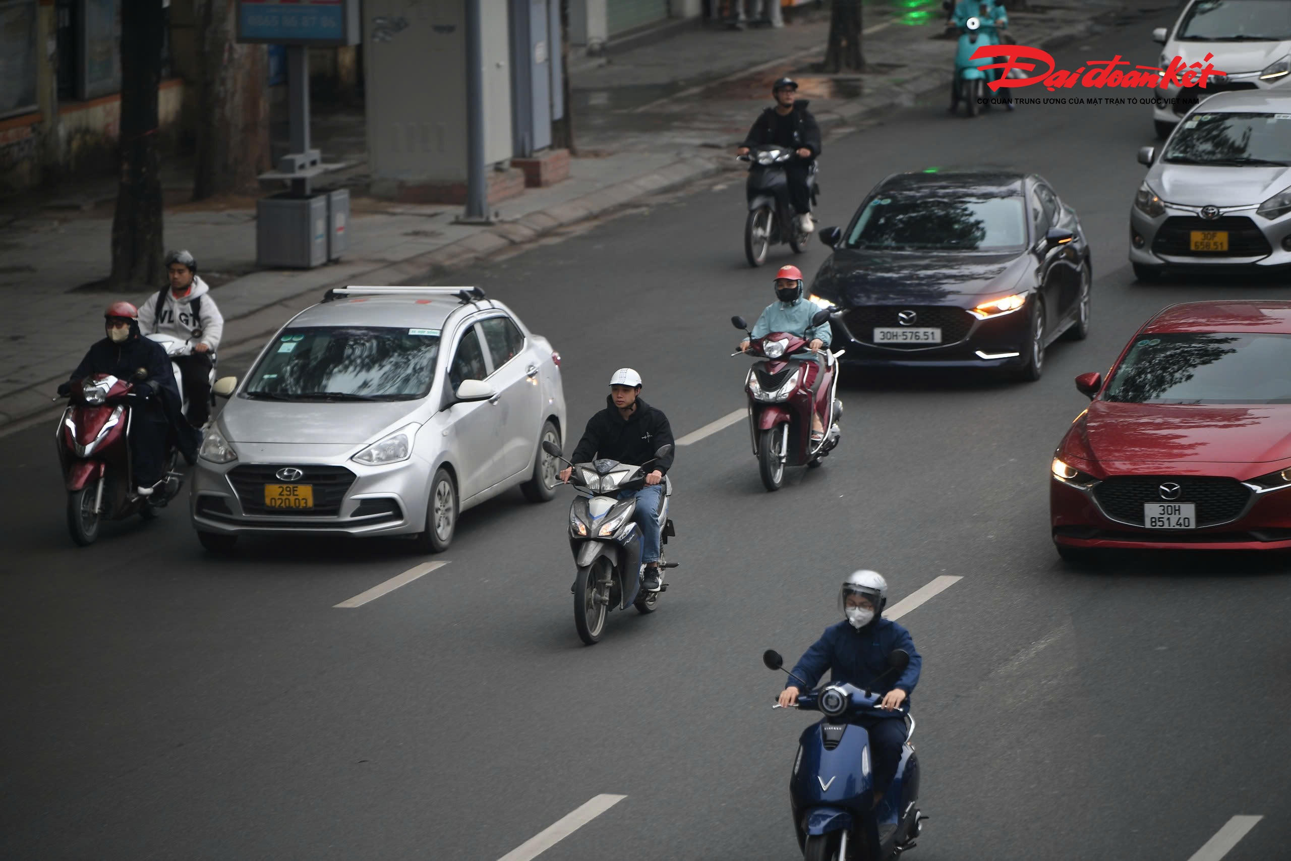 Các tuyến đường chính lưu lượng phương tiện tăng nhưng không xảy ra ùn tắc, việc di chuyển diễn ra ổn định, giúp nhiều người đến cơ quan, công sở đúng giờ và khởi động năm mới trong tâm thế thoải mái.