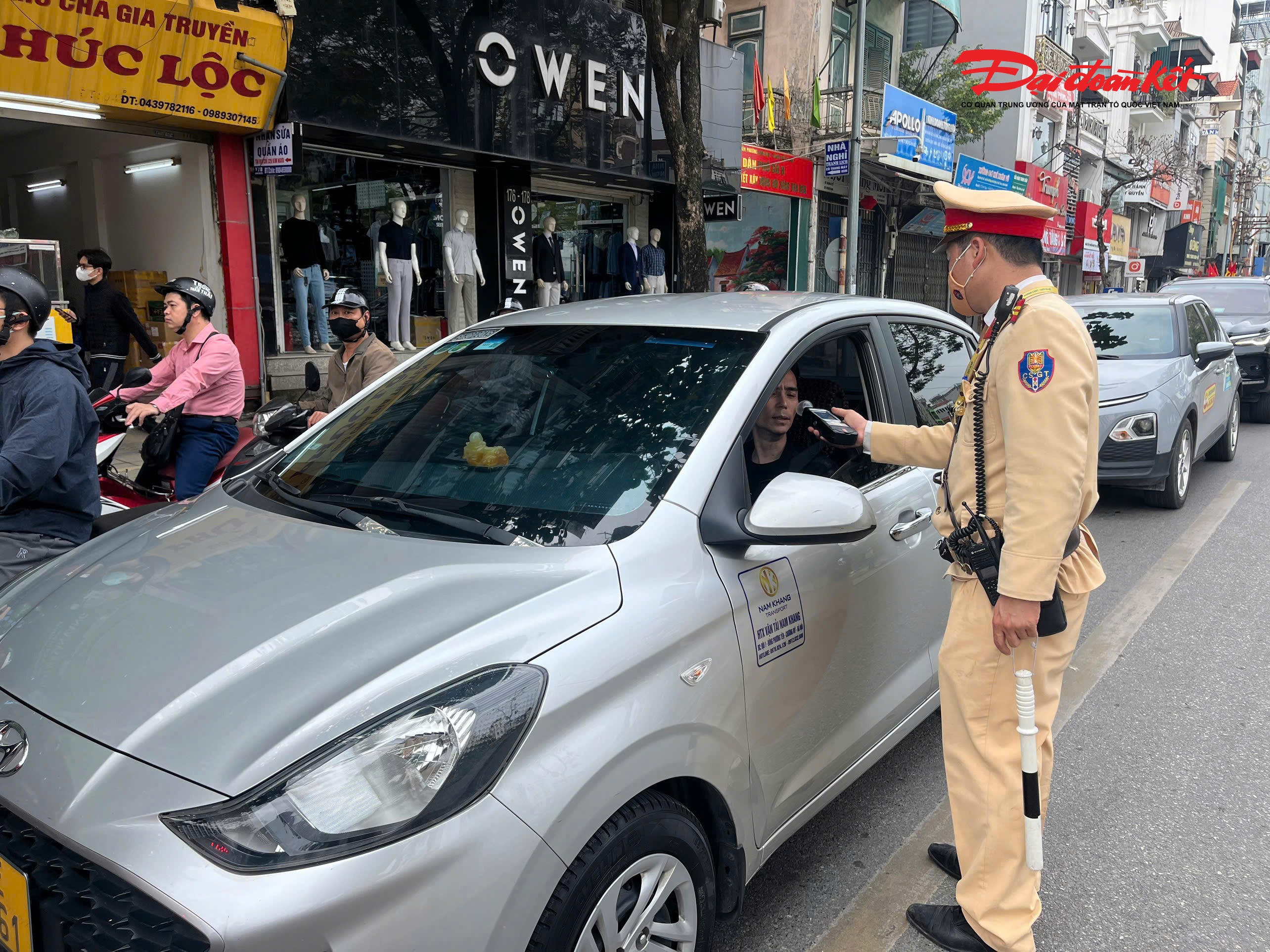 Cảnh sát giao thông khuyến cáo trong những ngày đầu xuân mới, nhu cầu gặp mặt, chúc Tết, giao lưu ăn uống tăng cao. Tuy nhiên người dân cần chấp hành quy định: tuyệt đối không lái xe khi đã sử dụng rượu, bia.