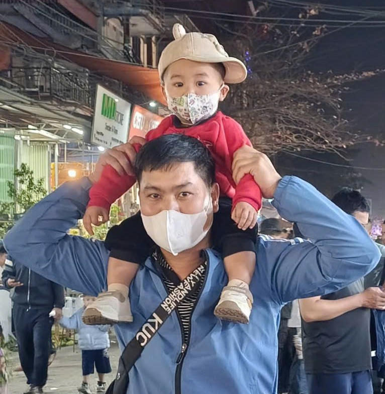 Em bé ngơ ngác khi lần đầu được trải nghiệm sự "đa sắc" tại phiên chợ Viềng. Ảnh: CTV.