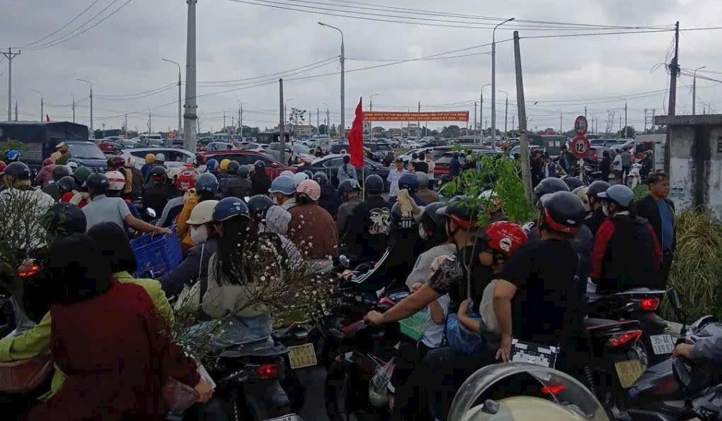 Đông đúc - nét đặc trưng ở chợ Viềng. Ảnh: Duy Hưng.