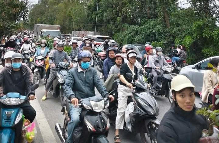 Người người từ khắp nơi đổ về chợ Viềng.