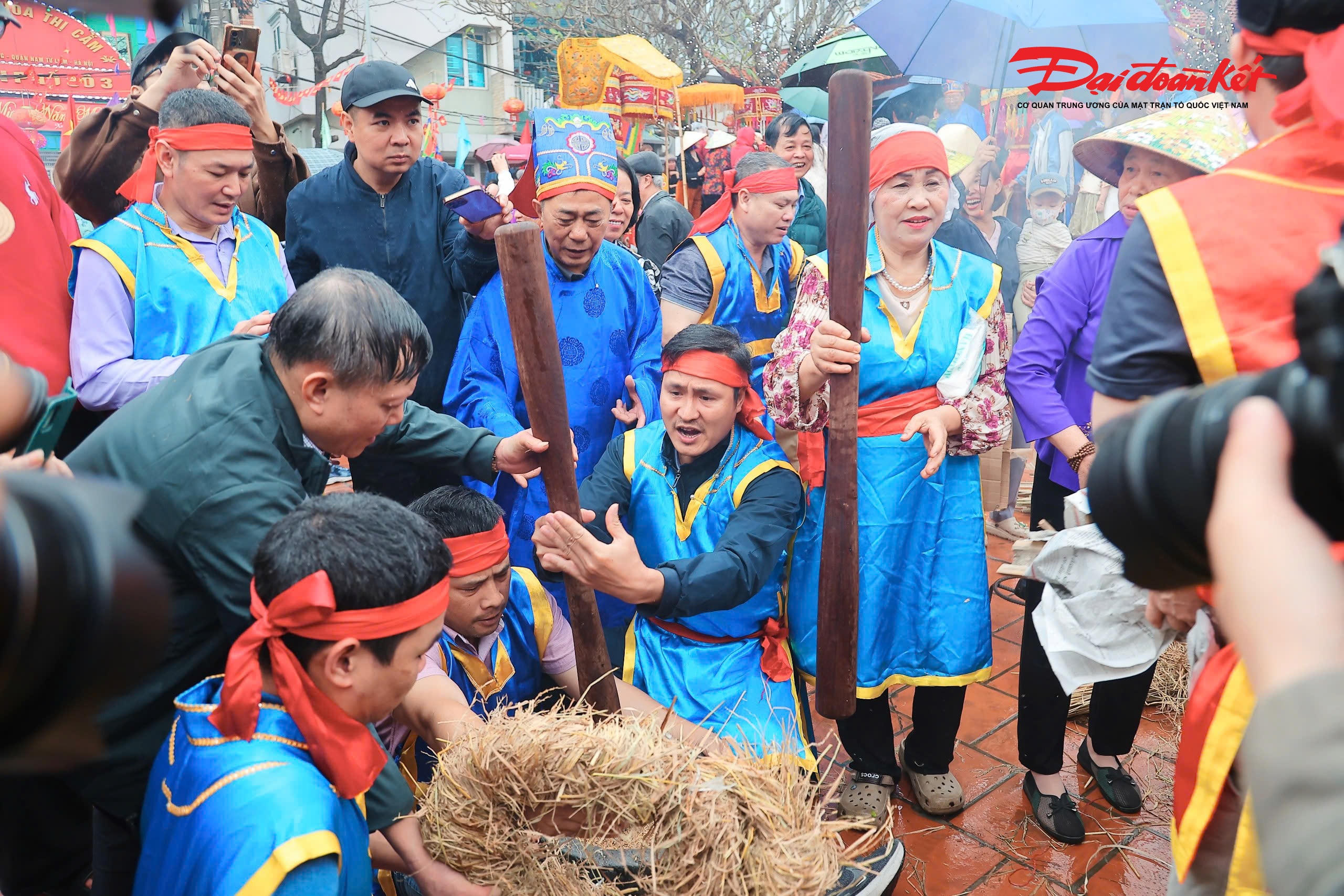 Điểm nhấn đặc sắc nhất của lễ hội chính là cuộc thi thổi cơm vừa mang ý nghĩa nghi lễ, vừa thể hiện sự khéo léo, thi tài của các đội tham gia. Đại diện cho các xóm trong làng, bốn đội thi năm nay quy tụ những thanh niên khỏe mạnh, nhanh nhẹn và dày dạn kinh nghiệm. Điều làm nên sức hấp dẫn riêng của cuộc thi nằm ở cách thức nấu cơm độc đáo, khác biệt hoàn toàn so với cách nấu thông thường, đòi hỏi sự phối hợp nhịp nhàng, kỹ năng và cả tinh thần đồng đội.