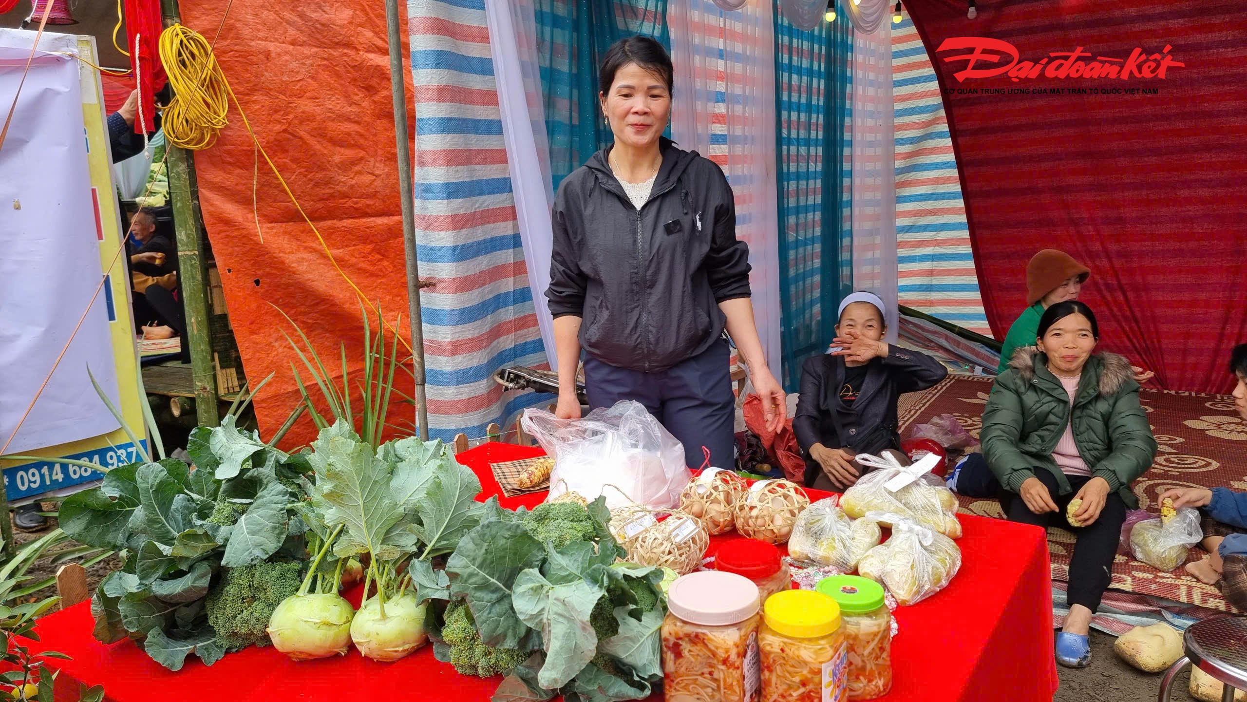 Lễ hội cũng là dịp để người dân địa phương trưng bày các sản vật địa phương. Ảnh: Anh Toán.