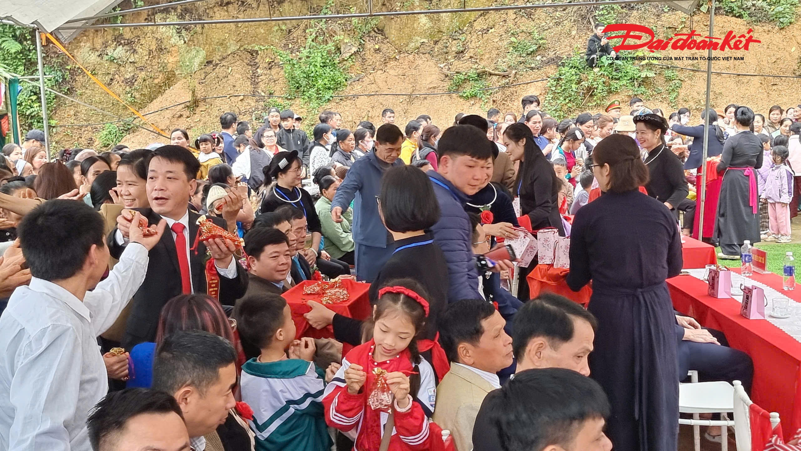 Phát lộc đầu xuân cho người dân và du khách là chương trình không thể thiếu tại các Hội Xuân vùng cao, với phần quà là túi lộc (lương thực và bật lửa) và quả còn (hạt giống) mang ý nghĩa may mắn. Ảnh: Anh Toán.