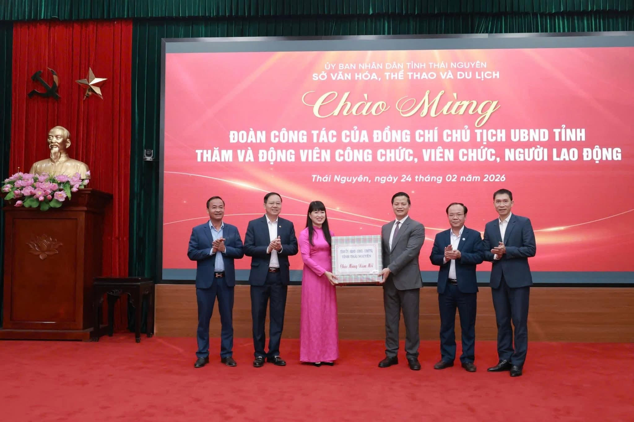 Chủ tịch UBND tỉnh Thái Nguyên Vương Quốc Tuấn tặng quà Sở Văn hóa, Thể thao và Du lịch tỉnh. Ảnh: TN.&nbsp;