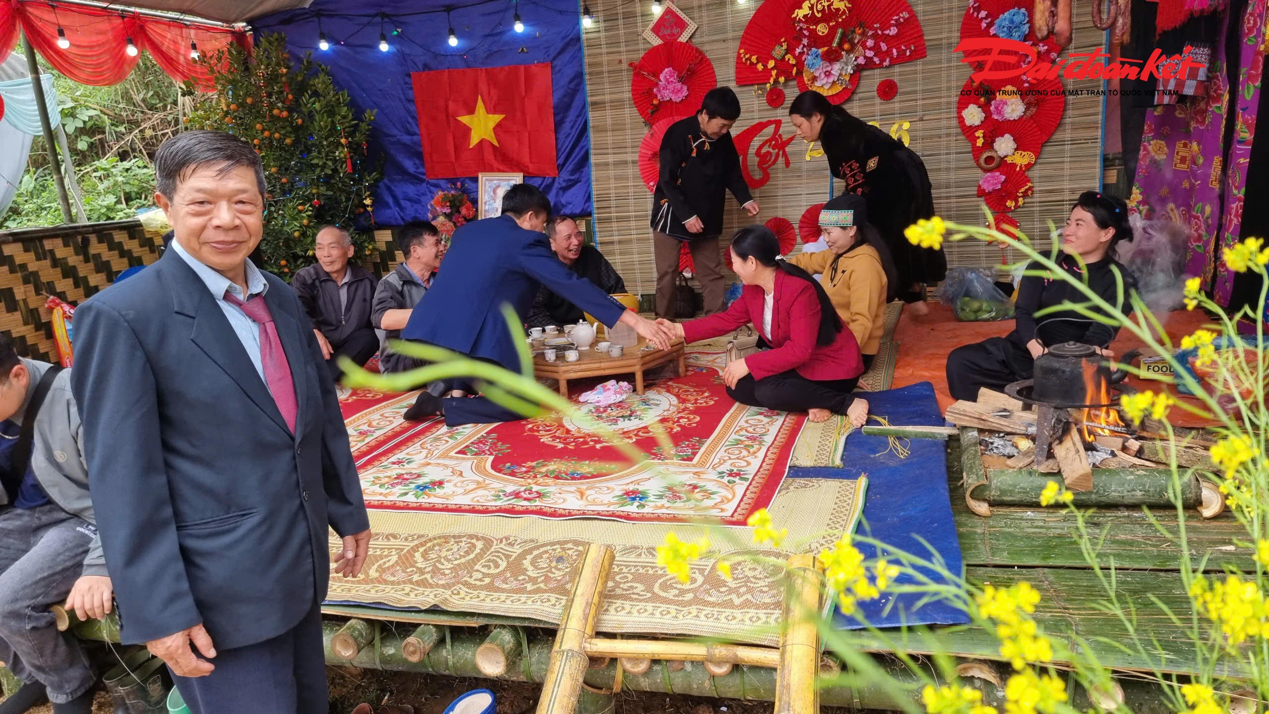 Các thôn, cơ quan của xã Yên Thịnh dựng các trại xuân tại lễ hội. Ảnh:&nbsp; Anh Toán.