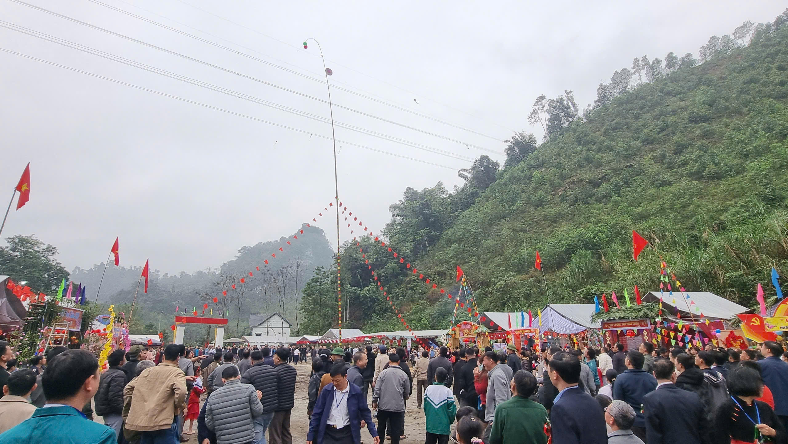 Ngay sau phần khai mạc là tiết mục ném quả còn, hoạt động chỉ kết thúc khi có người ném rách hồng tâm (hình mặt trời) trên ngọn cây nêu, báo hiệu một năm mới mưa thuận gió hòa, mùa màng bội thu. Ảnh: Anh Toán.