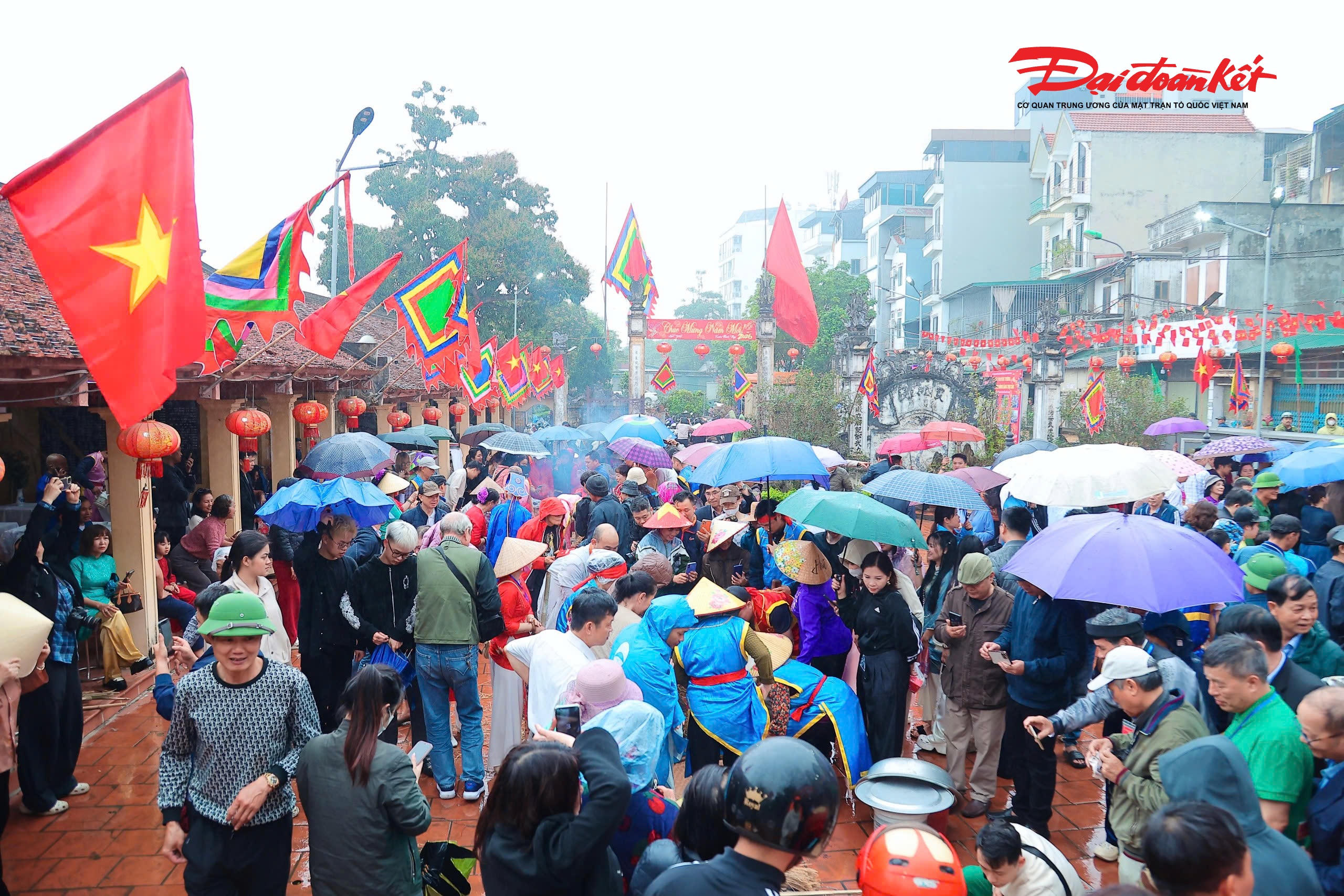 Làng Thị Cấm (nay thuộc phường Xuân Phương) là vùng đất có bề dày lịch sử. Theo thần tích lưu giữ tại đình làng, lễ hội thổi cơm nơi đây gắn với truyền thuyết về tướng quân Phan Tây Nhạc thời Hùng Vương. Tương truyền, khi đưa quân đi qua vùng đất này, ông đã chiêu mộ trai tráng trong làng, tổ chức luyện binh và mở cuộc thi nấu cơm để chọn người đảm đang, khéo léo phụ trách hậu cần cho nghĩa quân. Từ đó, tục “thi thổi cơm” ra đời, được gìn giữ suốt nhiều thế kỷ như một cách tưởng nhớ công lao vị tướng và giáo dục con cháu về truyền thống yêu nước, tinh thần đoàn kết.