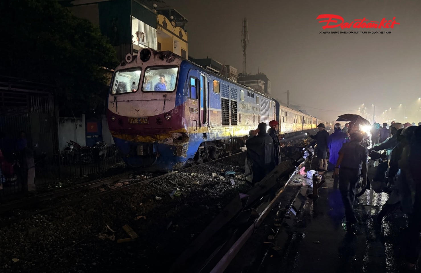 Tàu SE3 bị hư hỏng nặng phần đầu và dải hộ lan bị đổ.