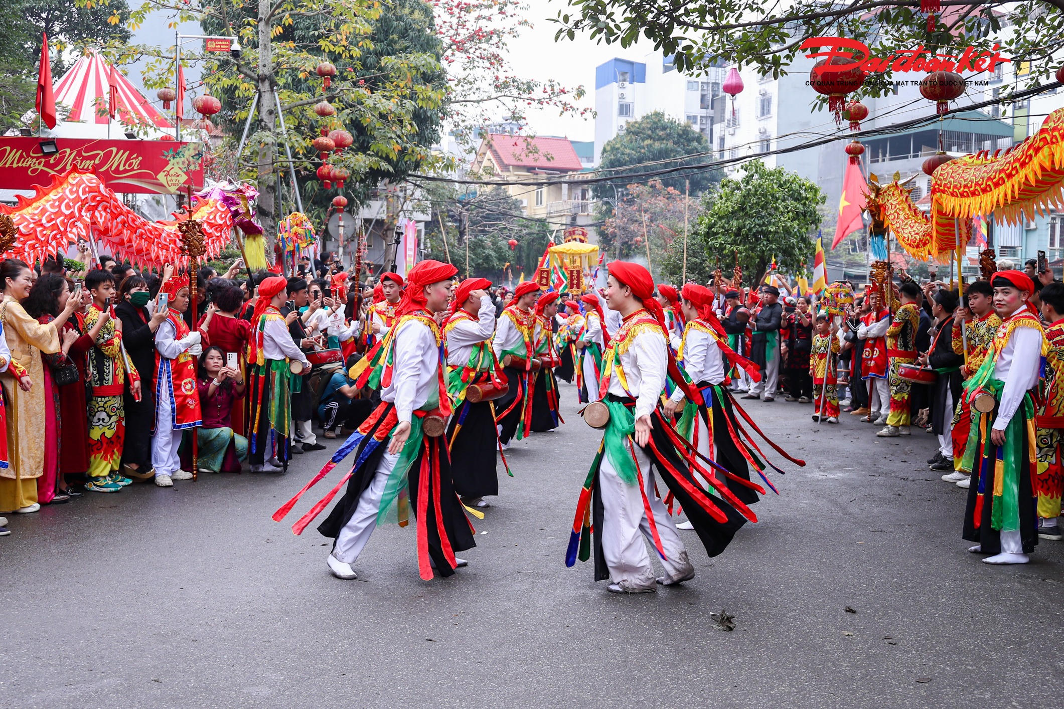 Từ đó, để tưởng nhớ công lao của Bố Cái Đại Vương Phùng Hưng, mỗi độ xuân về, dân làng Triều Khúc lại long trọng tổ chức lễ rước Thành hoàng. Trong đoàn rước trang nghiêm, bên cạnh cờ quạt, kiệu thánh và đội tế lễ, điệu múa “Con đĩ đánh bồng” luôn là phần không thể thiếu.. 