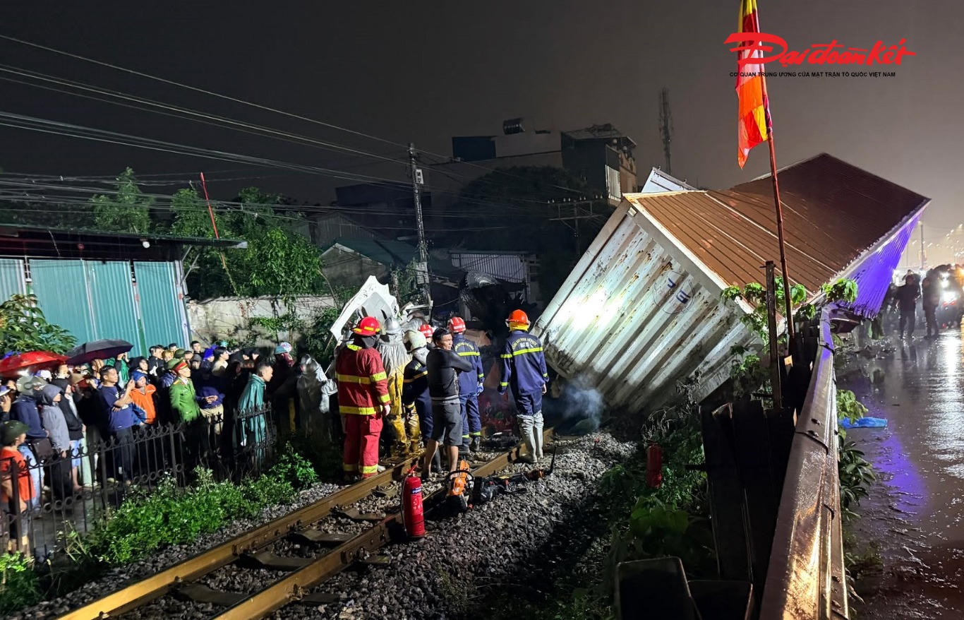 Đến 21h, lực lượng chức năng đã đưa thi thể 1 nạn nhân mắc kẹt ra bên ngoài.. 