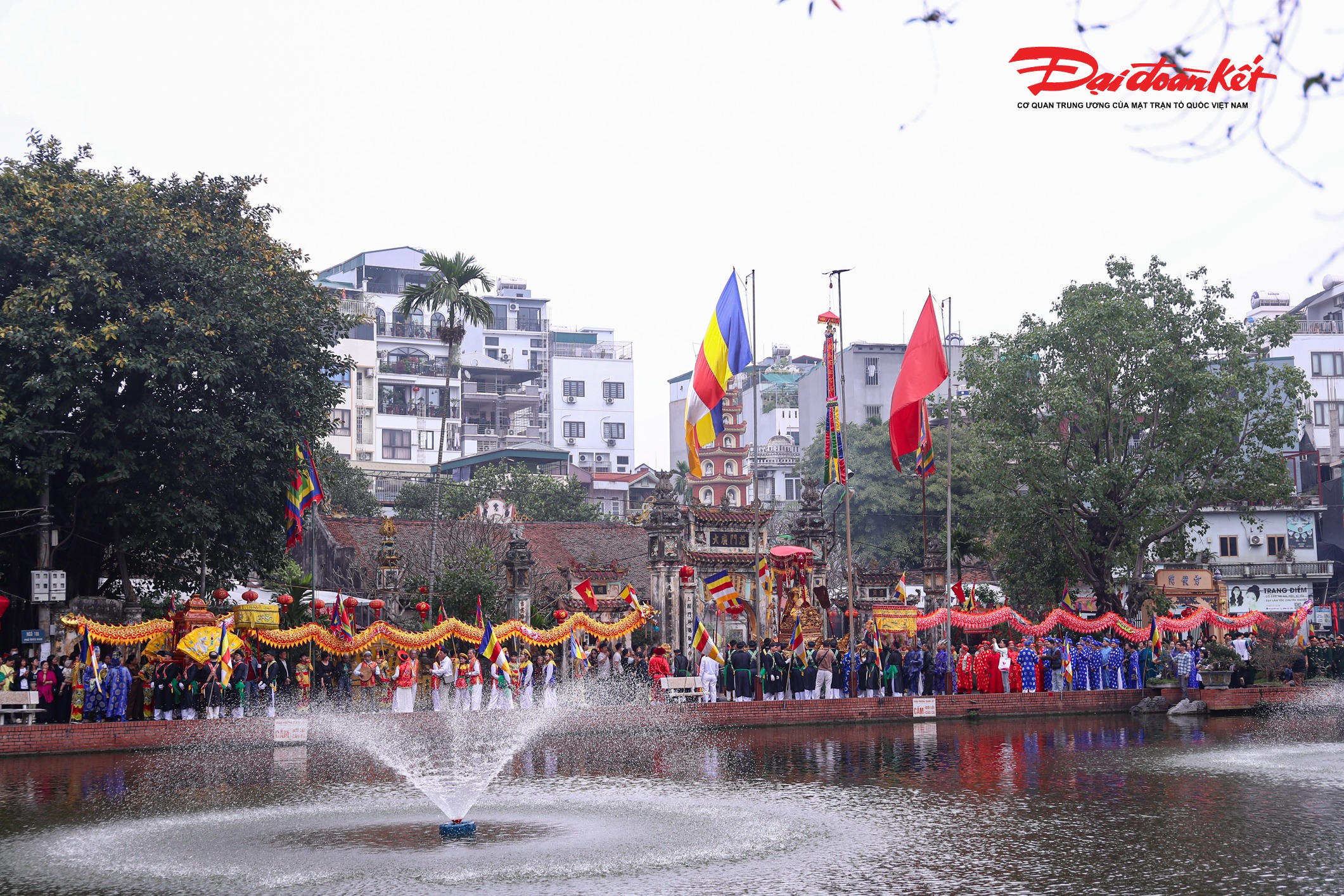 Chiều 25/2 (tức mùng 9 tháng Giêng), làng Triều Khúc tưng bừng khai hội truyền thống tại đình làng – nơi thờ Thành hoàng Phùng, tức Bố Cái Đại Vương Phùng Hưng.

Ngay từ đầu giờ chiều, không khí lễ hội đã rộn ràng với cờ ngũ sắc rợp sân đình, tiếng trống hội vang dội khắp các ngả đường. Đông đảo người dân trong làng cùng du khách thập phương nô nức đổ về dâng hương, tham gia các nghi lễ và hòa mình vào không gian văn hóa đặc sắc của một trong những lễ hội lâu đời của đất Thăng Long.