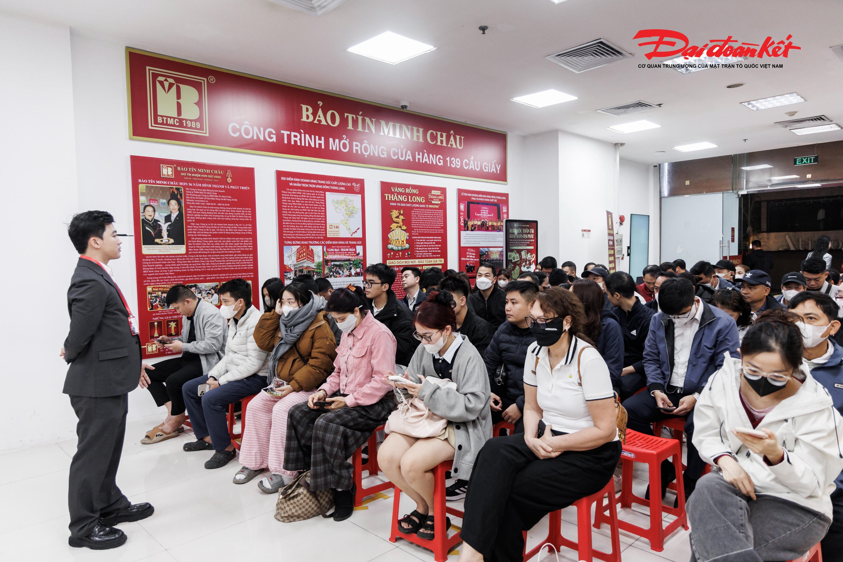 Hình ảnh những hàng người nối dài trước tiệm vàng từ tinh mơ đã trở thành “đặc sản” mỗi dịp mùng 10 tháng Giêng. Năm 2026, khi giá vàng leo thang, sức nóng của ngày vía Thần Tài càng cho thấy niềm tin bền chặt của người Việt vào phong tục mua vàng cầu tài lộc đầu xuân. Ảnh: Quang Vinh.