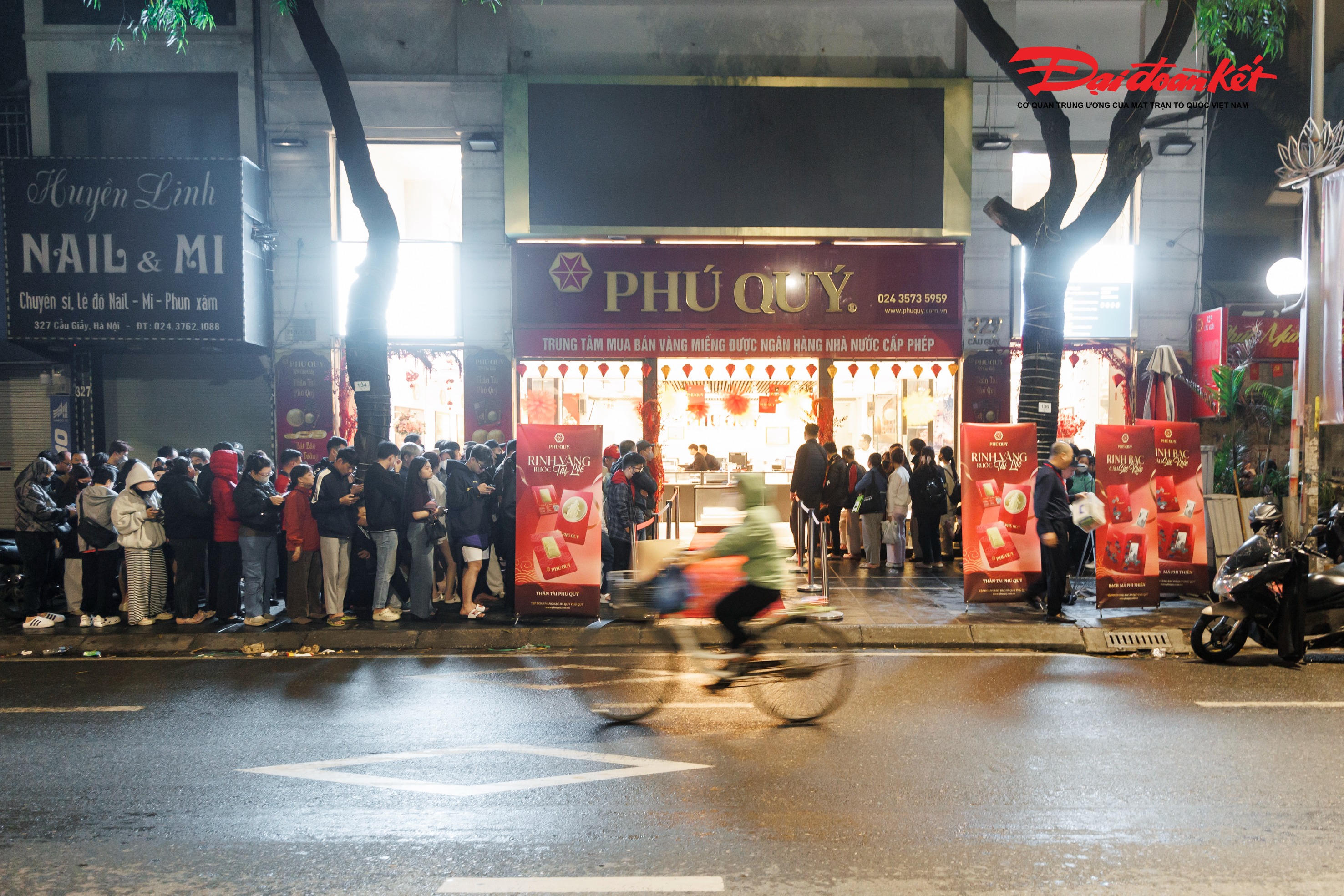 Người dân xếp hàng từ rất sớm để mua vàng trong ngày&nbsp;Vía Thần Tài. Ảnh: Quang Vinh.