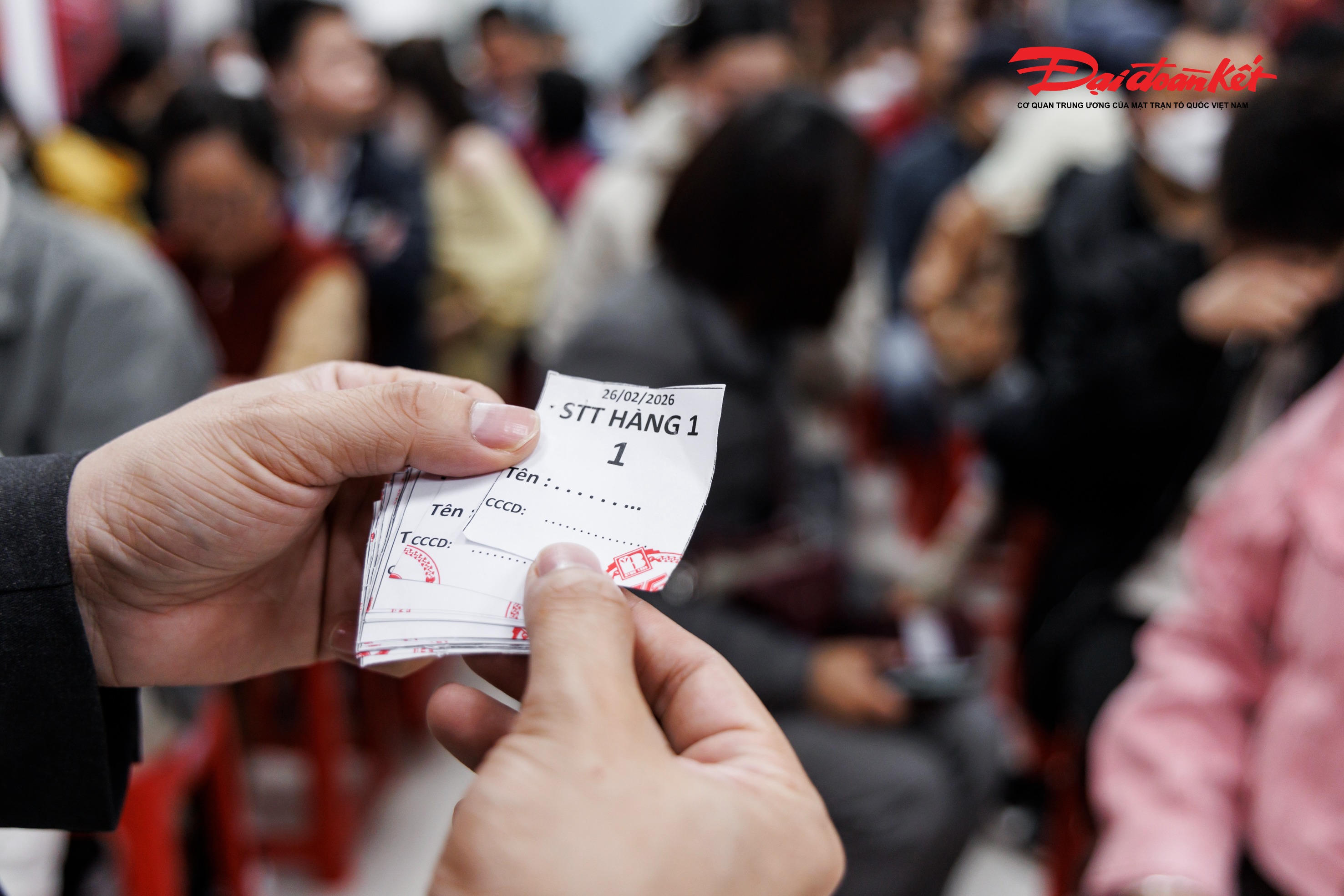 Tờ phiếu đầu tiên cho khách hàng đến sớm nhất. Ảnh: Quang Vinh.