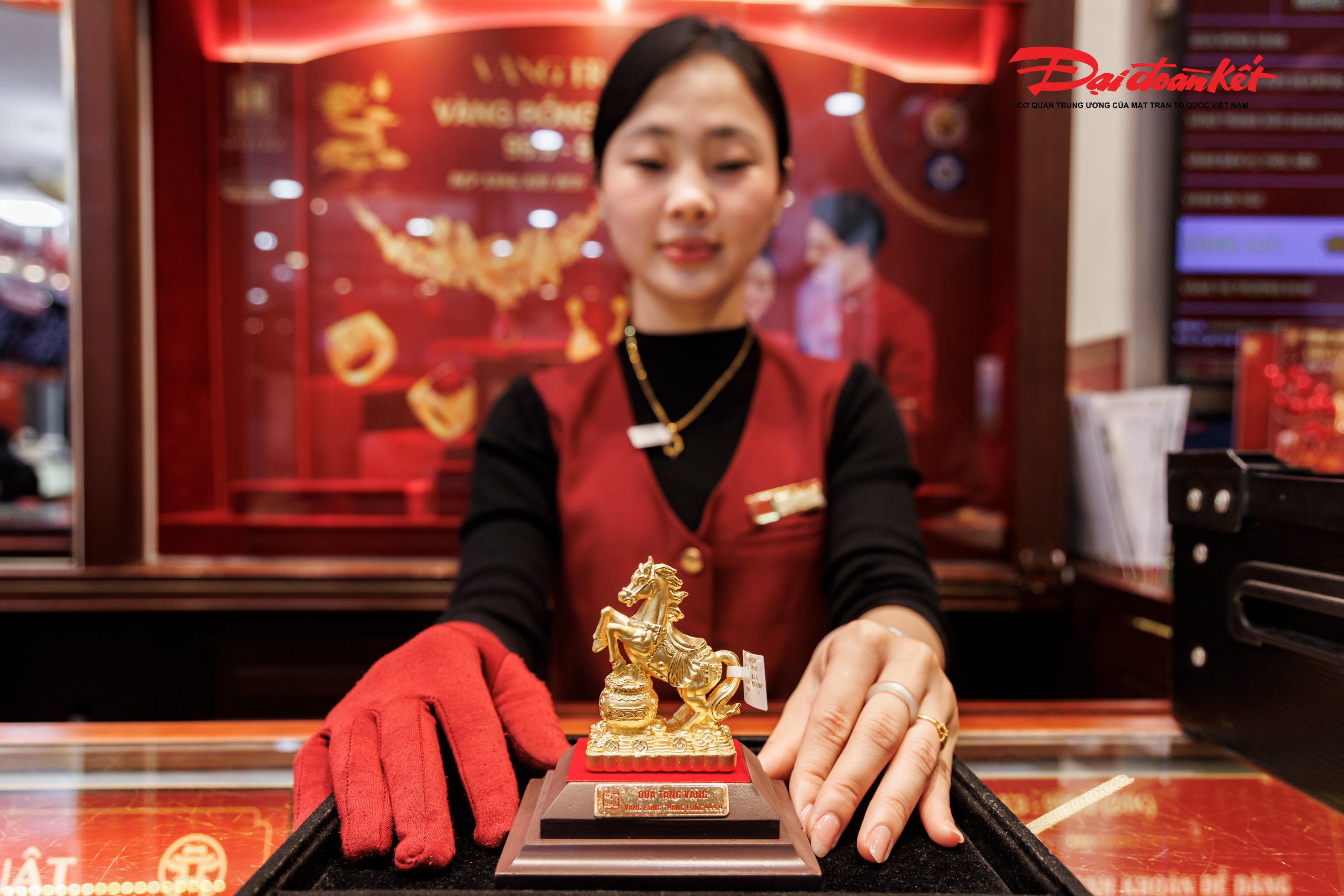 Sản phẩm vàng đặc sắc Linh giáp Ngọ tại cửa hàng vàng Bảo Tín Minh Châu. Ảnh: Quang Vinh.