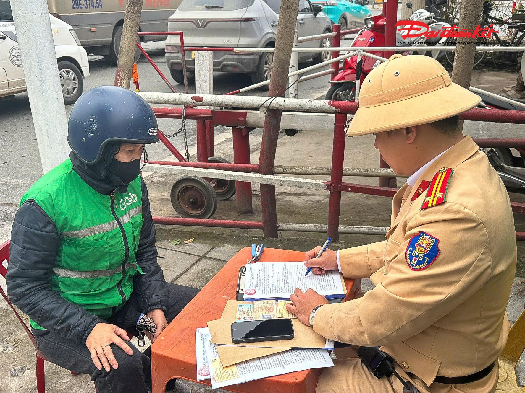 Cũng tại đây, tổ công tác phát hiện chị B.T.H.L (SN 1974, trú tại Hà Nội) điều khiển ô tô BKS 30H-724xx vi phạm với hành vi tương tự, cố tình vượt rào chắn khi đèn đỏ đã bật sáng.