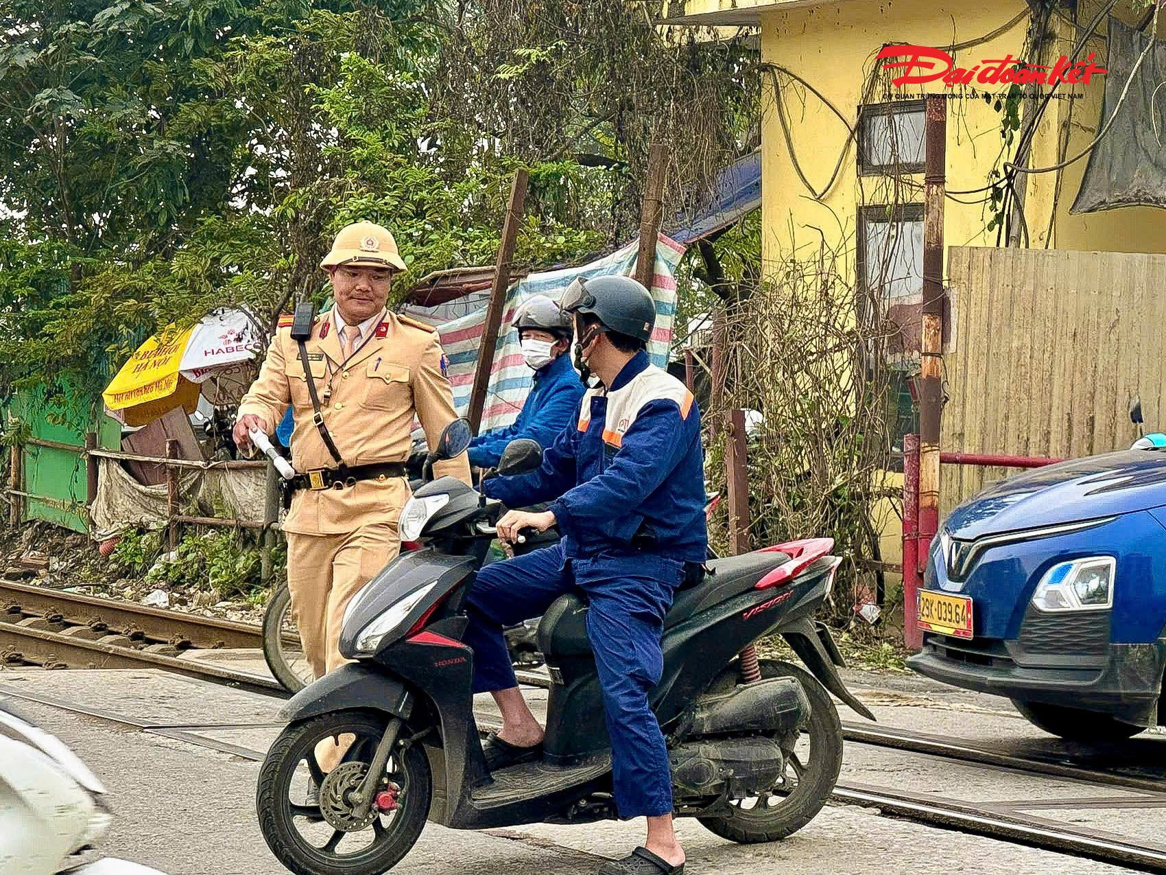Tại đường ngang Ngọc Hồi – Phan Trọng Tuệ (xã Thanh Trì), tổ công tác phát hiện anh N.Đ.A (SN 1992, trú tại Hà Nội) điều khiển xe mô tô BKS 29M1-784xx cố tình vượt rào chắn khi đèn tín hiệu đỏ đã bật sáng.
