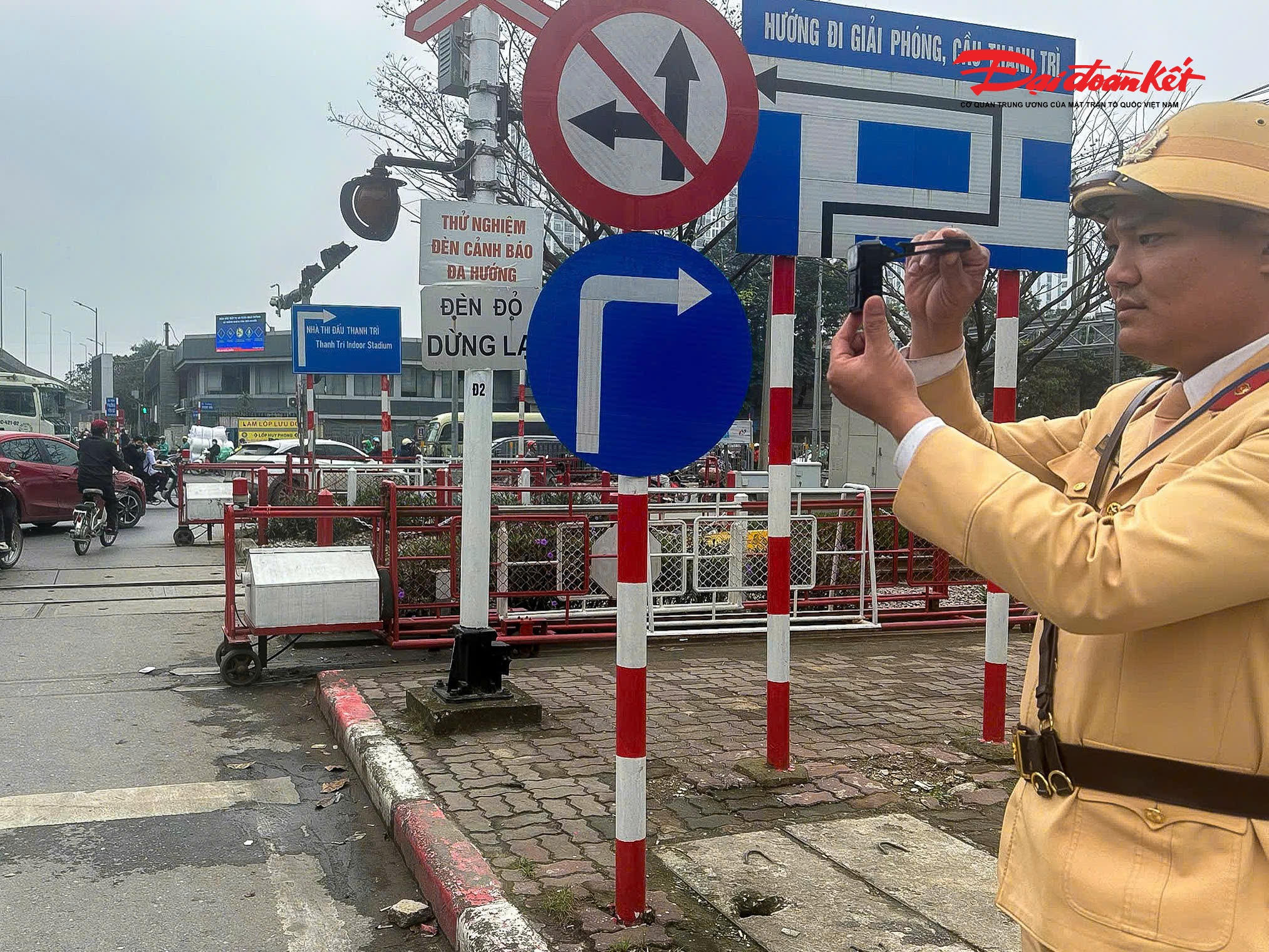 Nhằm nâng cao ý thức chấp hành pháp luật, hạn chế thấp nhất tai nạn tại các điểm giao cắt đường bộ – đường sắt, Phòng CSGT đã chỉ đạo các đội địa bàn tăng cường kiểm tra, kịp thời phát hiện và xử lý nghiêm các hành vi vi phạm.. 