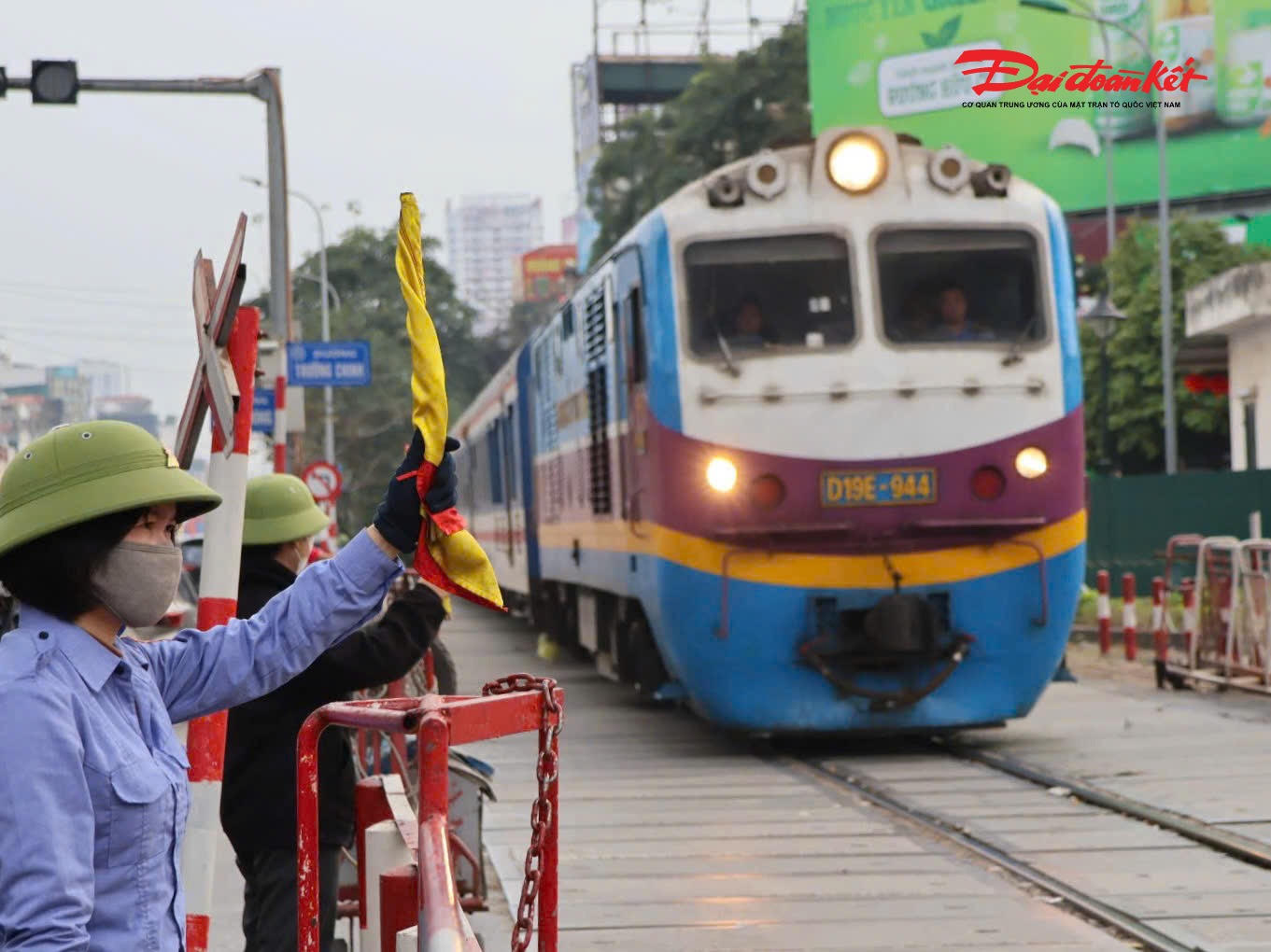 Trong ngày 27/2, Đội CSGT đường bộ số 14 (Phòng CSGT) phối hợp với Đội CSGT Đường sắt số 1 thuộc Cục CSGT (Bộ Công an) tổ chức tuần tra, kiểm soát và xử lý vi phạm trật tự, an toàn giao thông đường sắt trên tuyến Giải Phóng – Ngọc Hồi.