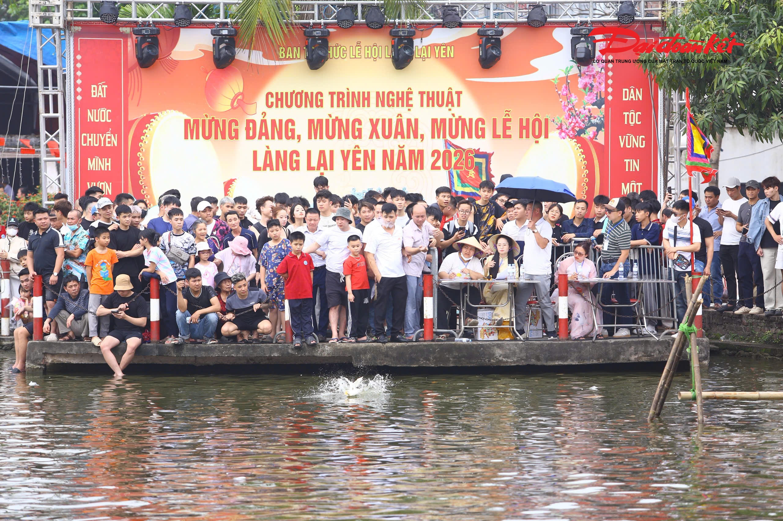 Theo ghi nhận của PV Báo Đại đoàn kết, chiều 28/2, tại đầm nước trước sân đình làng Lại Yên (Hoài Đức, Hà Nội)&nbsp;đã ken đặc người đứng xem. Trên bờ, tiếng trống thúc dồn dập, tiếng reo hò cổ vũ vang dậy cả một vùng. Dưới đầm sâu, hàng chục trai làng mình trần, quần xắn cao hoặc chỉ mặc quần đùi, sẵn sàng lao xuống nước khi hiệu lệnh vang lên.