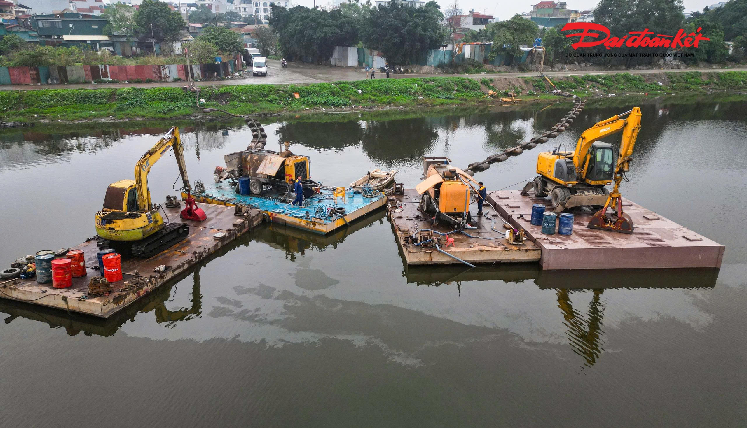 Cùng với đó, sông Cầu Bây (phường Long Biên) và đoạn hạ lưu sông Tô Lịch cũng đang được khẩn trương nạo vét xuyên ngày đêm theo lệnh khẩn cấp của TP Hà Nội.